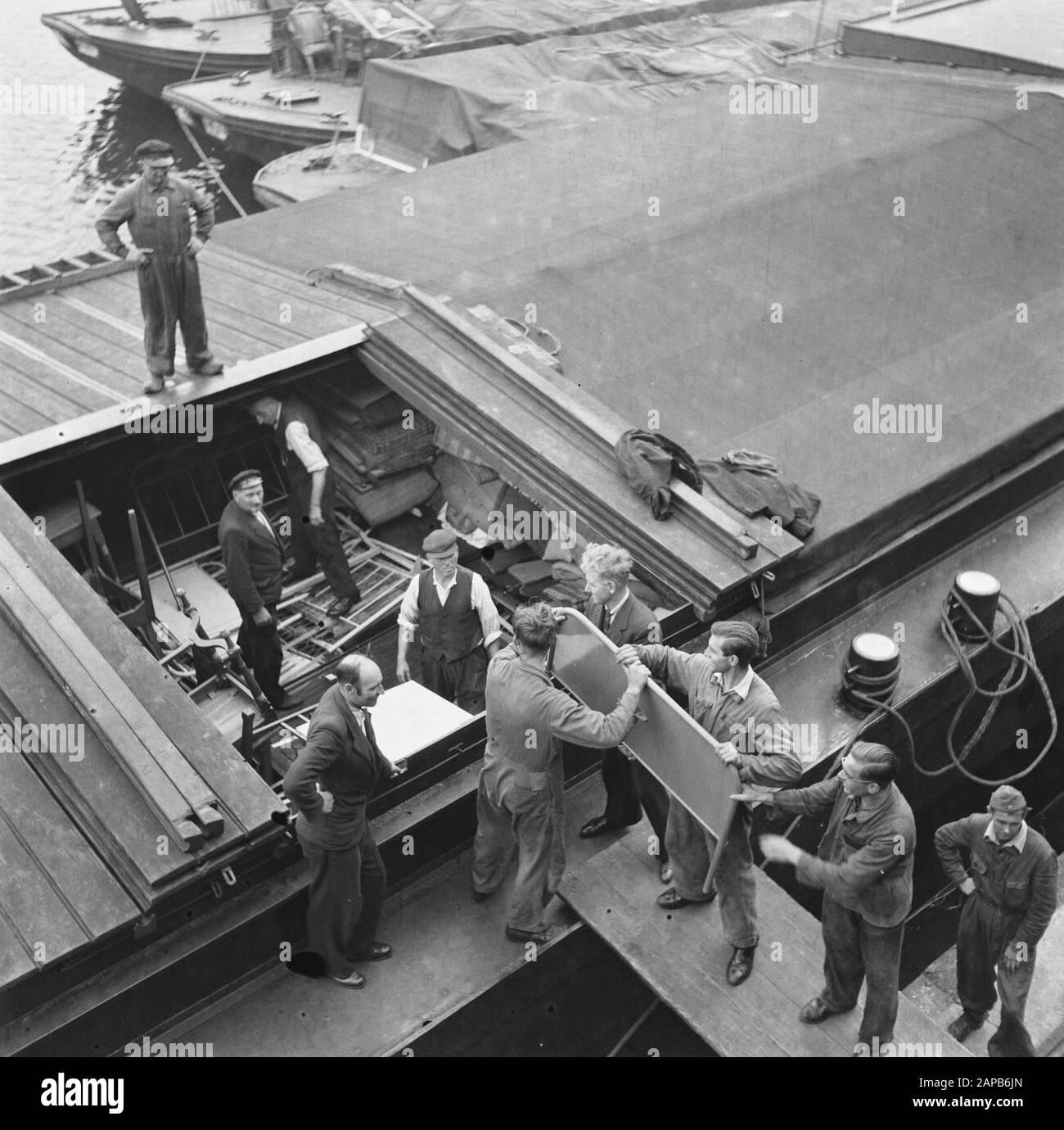 Recupero: Arnhem Descrizione: Le barche destinate ad Arnhem sono caricate con le merci al Cruquiusweg in Amsterdam Data: Agosto 1945 luogo: Arnhem Parole Chiave: Seconda guerra mondiale, ricostruzione Foto Stock