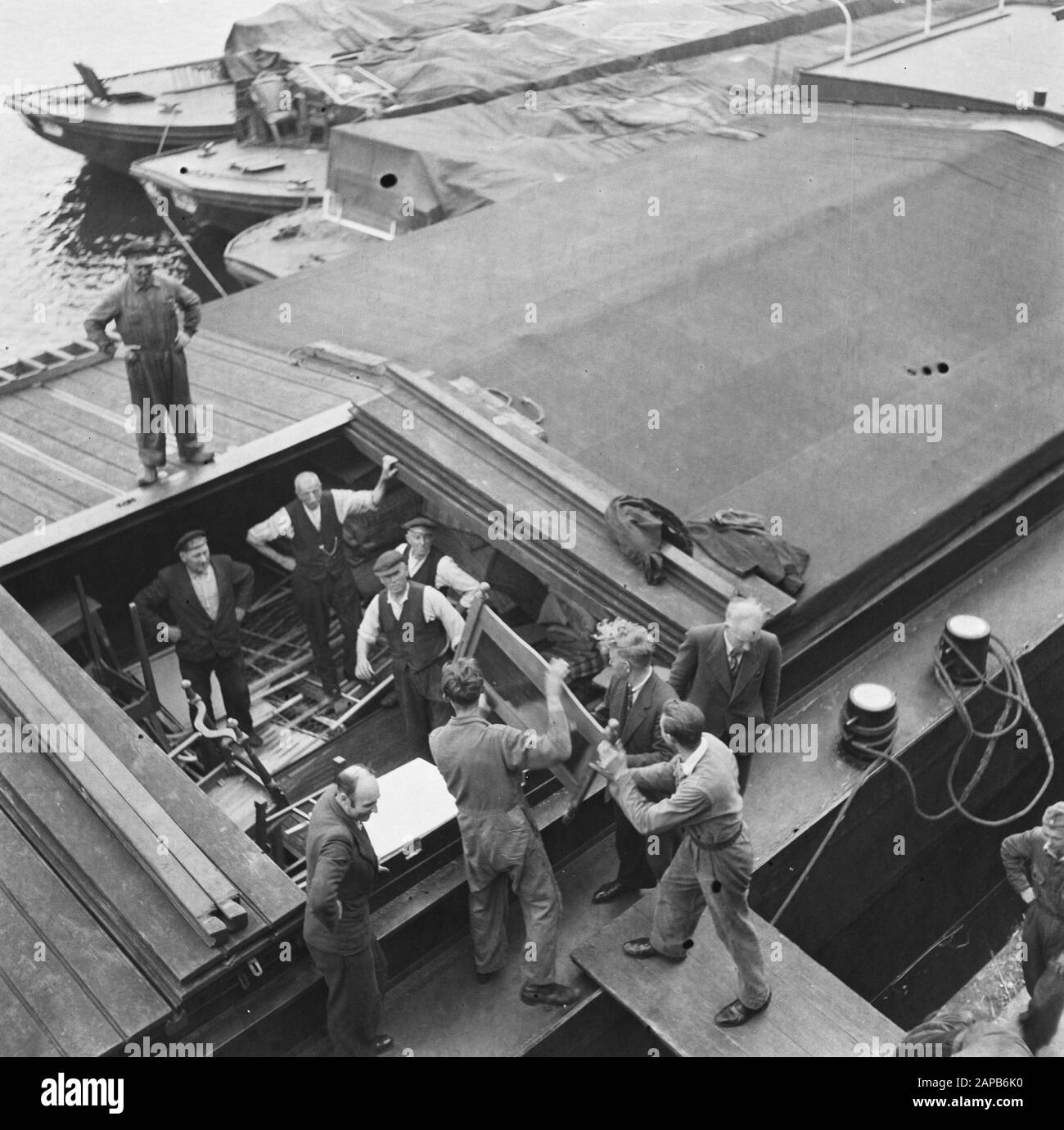 Recupero: Arnhem Descrizione: Le barche destinate ad Arnhem sono caricate con le merci al Cruquiusweg in Amsterdam Data: Agosto 1945 luogo: Arnhem Parole Chiave: Seconda guerra mondiale, ricostruzione Foto Stock