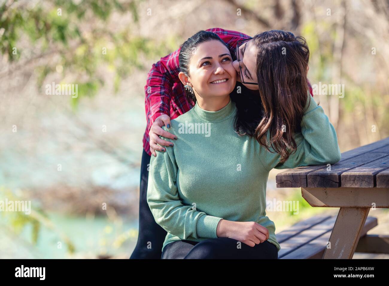 Madre e figlia che scherzano il loro rapporto in un parco con un bel tempo Foto Stock