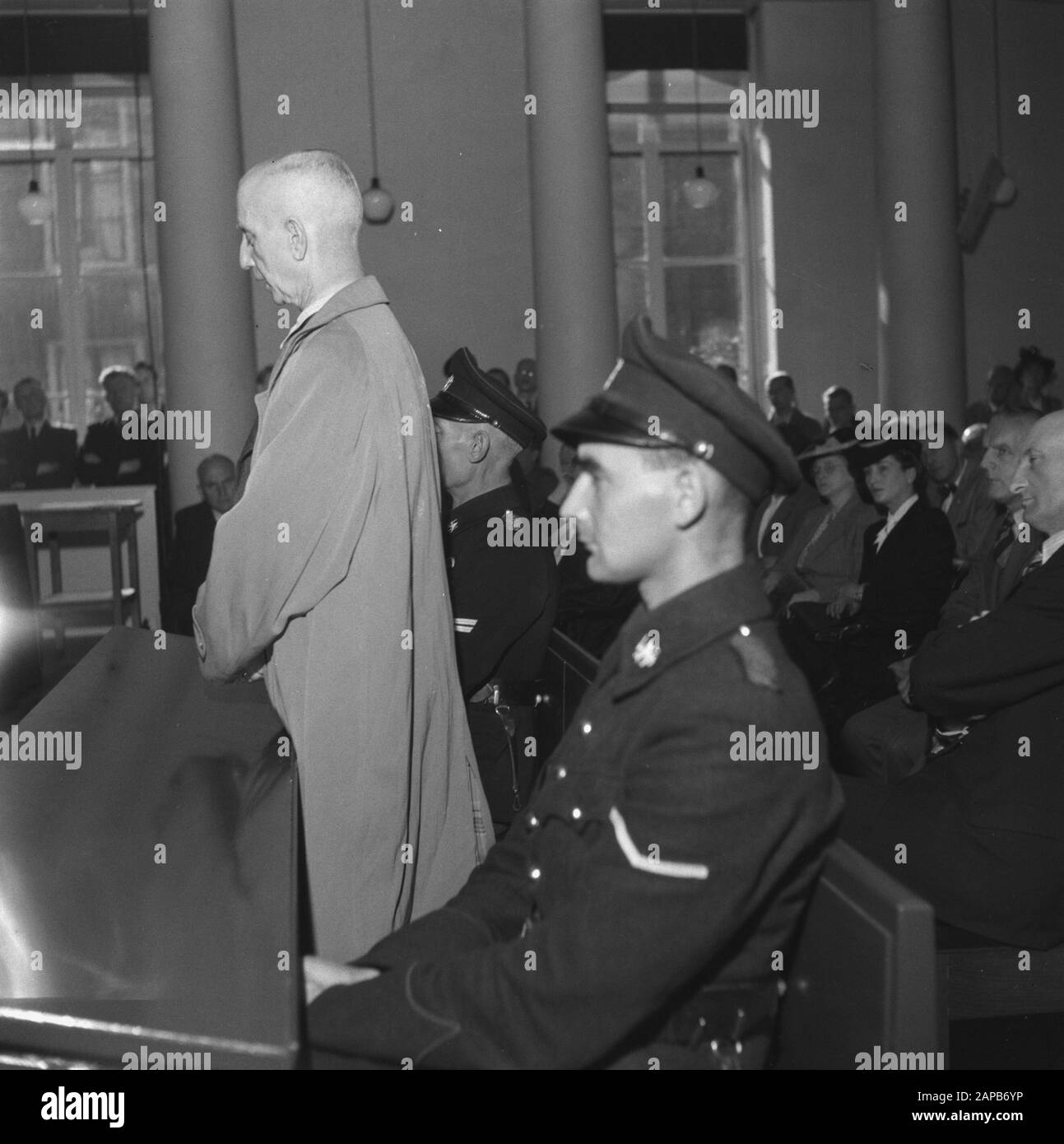 Process Blokzijl Descrizione: Blokzijl standing before the Special Court of Justice in The Hague Data: 11 settembre 1945 luogo: L'Aia Parole Chiave: Criminali di guerra, giustizia, seconda guerra mondiale Nome personale: Blokzijl , Max Foto Stock