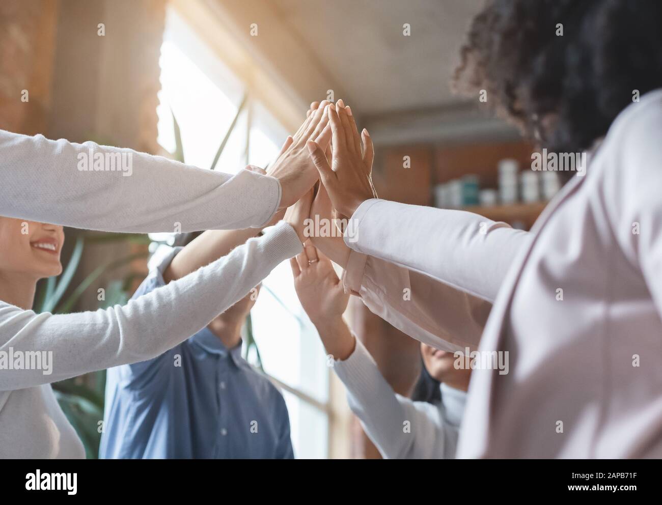 Unito le mani di multirazzial gruppo di affari, primo piano Foto Stock