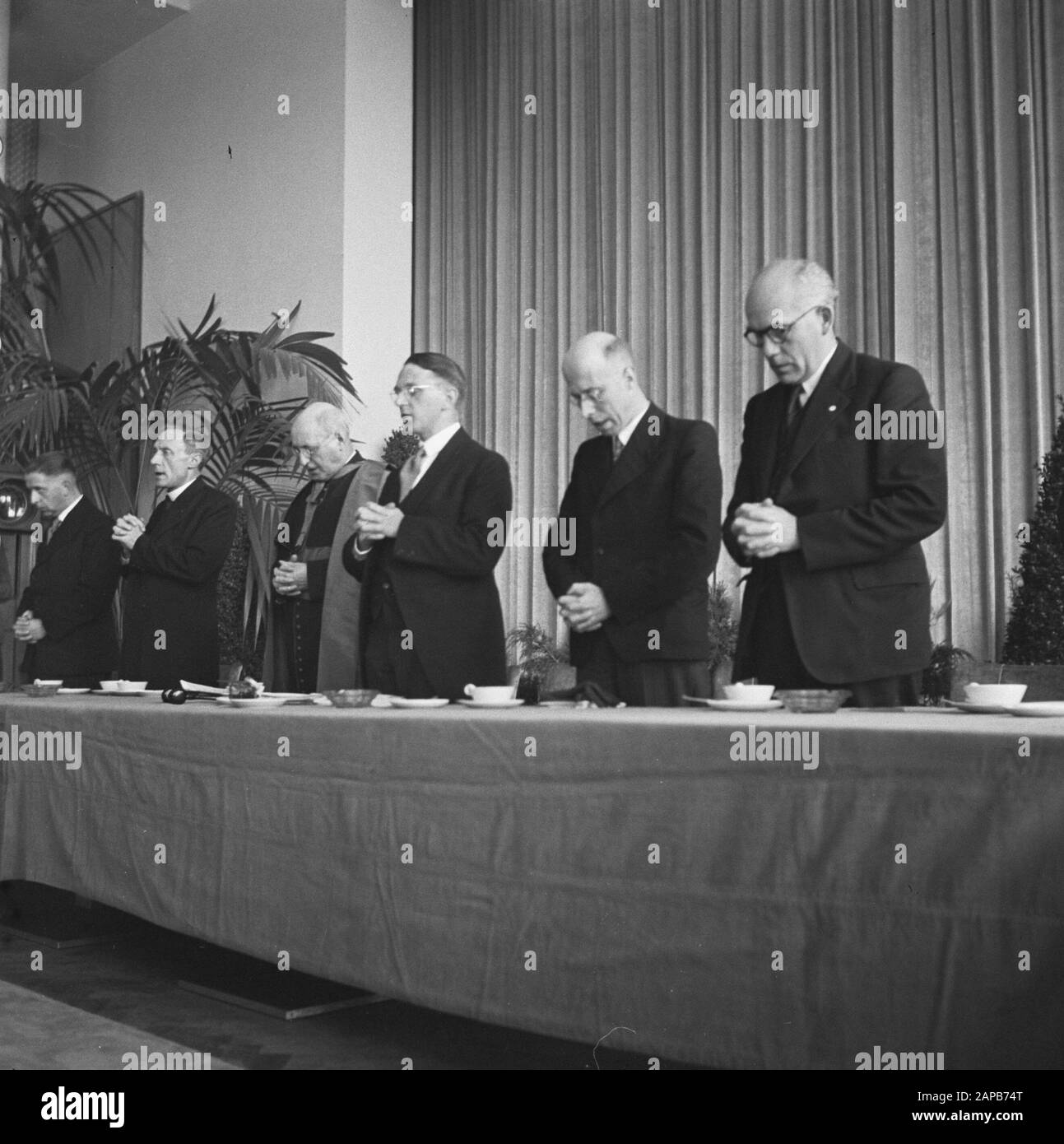 Religione: Congresso Azione Cattolica Romana Descrizione: Congresso Dell'Azione Cattolica Di Utrecht. Il consiglio durante la preghiera di apertura. V.1.n.r.: Sig. Van Wijnen, dr. Oilerook, mgr. A. Tellegen. Primo Ministro Dr. Beel e ex Ministro F. Wijffels. Data: 20 settembre 1945 luogo: Utrecht (città) Parole Chiave: Congressi, religioni Nome personale: Beel, L.J.M., Tellegen, F.Ph.A., Wijffels, F. Foto Stock