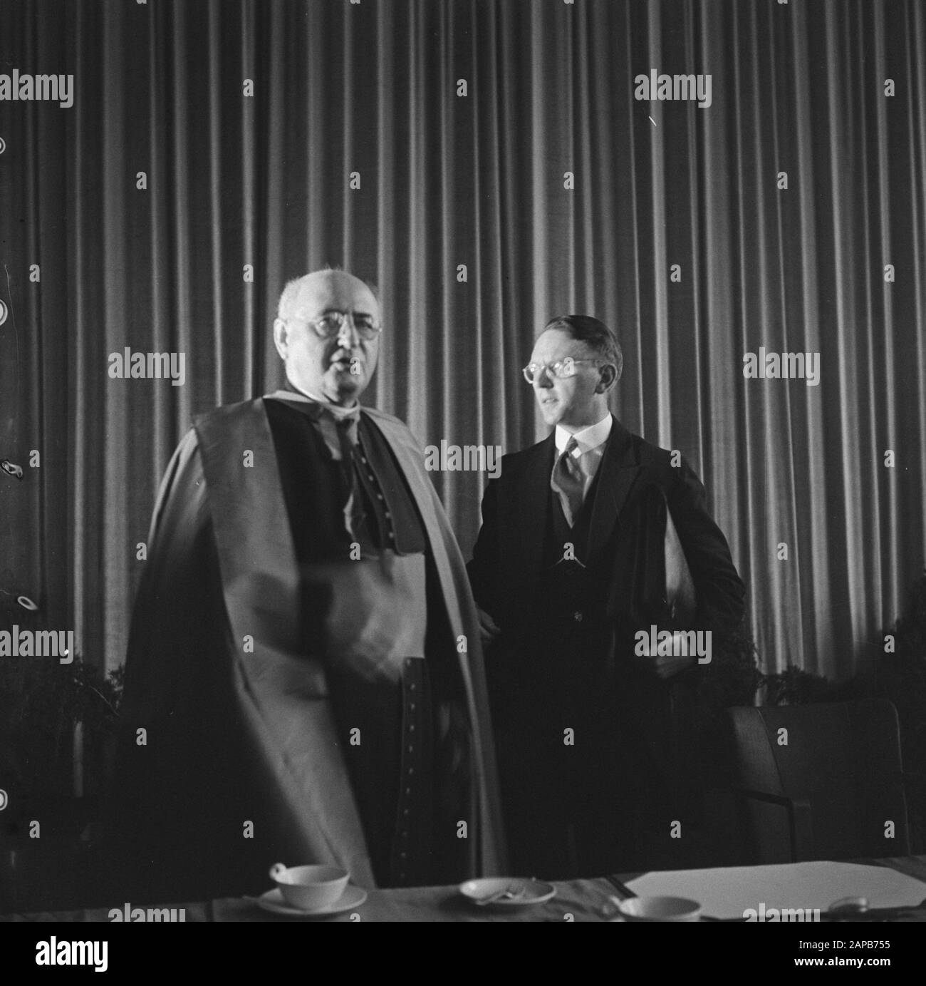 Religione: Congresso Azione Cattolica Romana Descrizione: Congresso Dell'Azione Cattolica Di Utrecht. Vicary-General Bishop D. Tenant e Dr. Ir F. Ph. Tellegen Data: 20 Settembre 1945 luogo: Utrecht (città) Parole Chiave: Congressi, religioni Nome personale: Heerdeman, D., Tellegen, F.Ph.A. Foto Stock