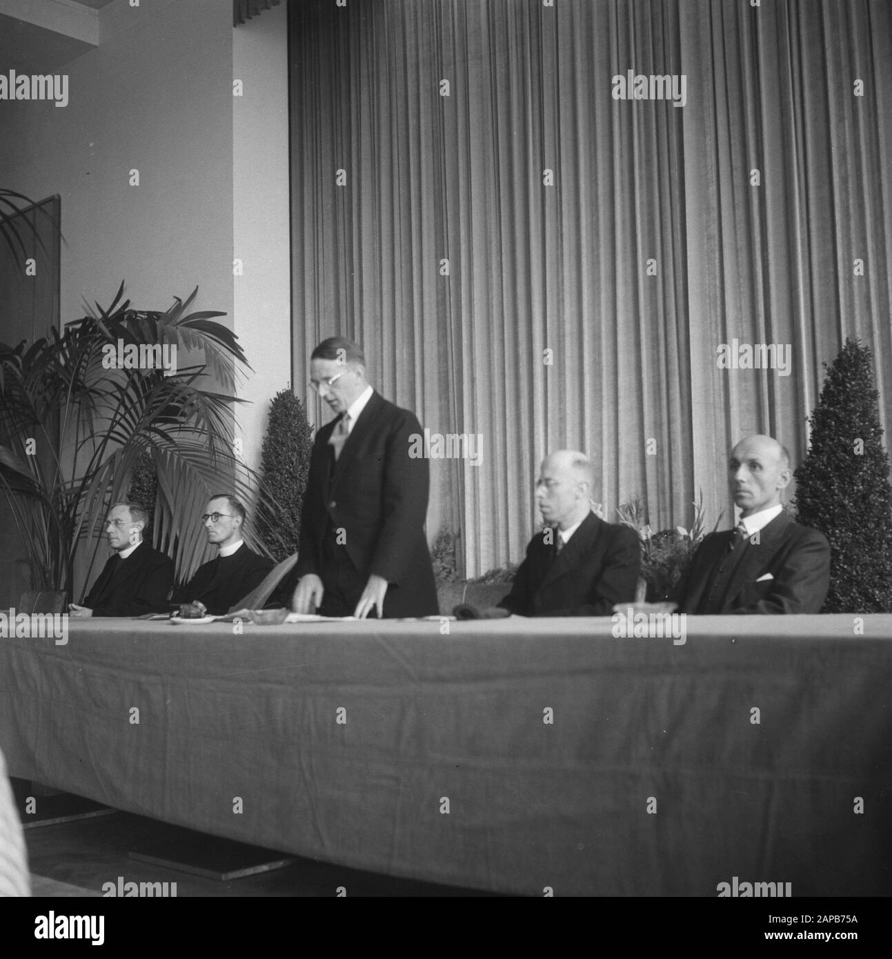 Religione: Congresso Azione Cattolica Romana Descrizione: Congresso Dell'Azione Cattolica Di Utrecht. Discorso del Dr. Ir F. Ph. A. Tellegen. (Proprio accanto a lui il primo Ministro Beel. Completamente a sinistra Dr. Oierook Data: 26 Settembre 1945 luogo: Utrecht (città) Parole Chiave: Congressi, religioni Nome personale: Beel, L.J.M., Tellegen, F.Ph.A. Foto Stock