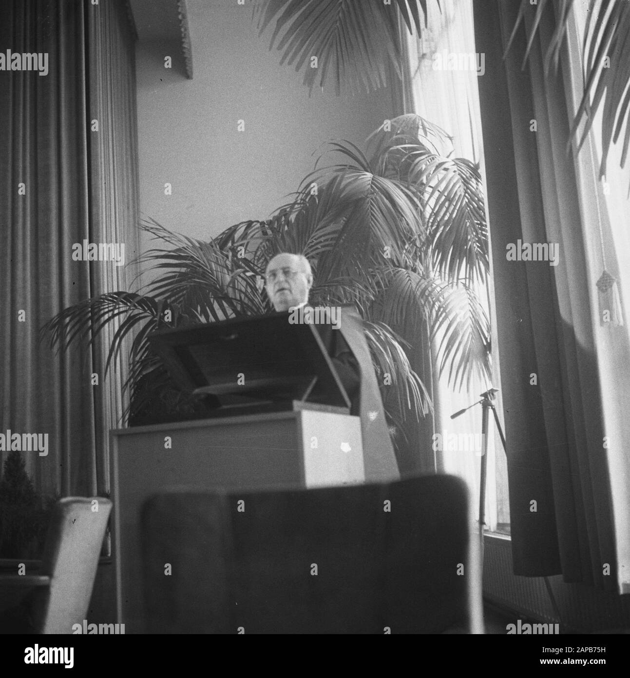 Religione: Congresso Azione Cattolica Romana Descrizione: Congresso Dell'Azione Cattolica Di Utrecht. Discorso Di Mons. Ruurdeman Data: 20 settembre 1945 luogo: Utrecht (città) Parole Chiave: Congressi, religioni Nome personale: Heerdeman, D. Foto Stock