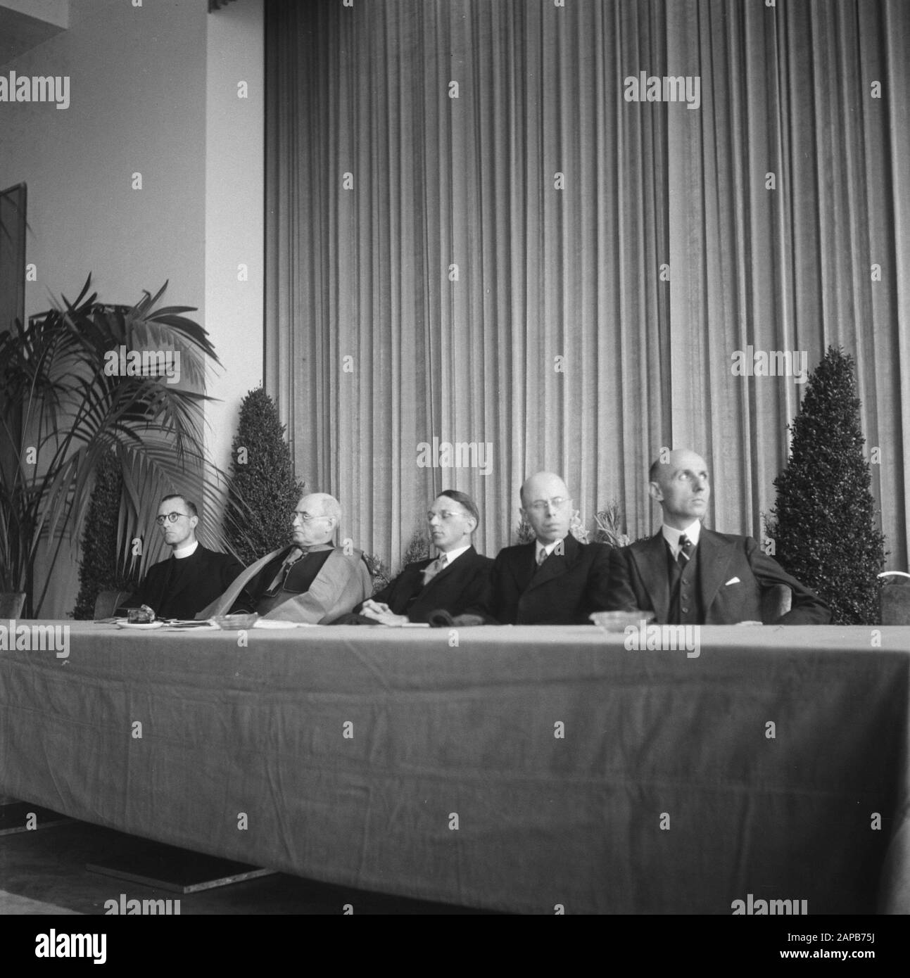 Religione: Congresso Azione Cattolica Romana Descrizione: Congresso Dell'Azione Cattolica Di Utrecht. Dietro il bordo del bordo? , Mons. Dr. Tenant. Ora F. Ph. A. Tellegen. Primo Ministro Dr. Beel E? Data: 20 settembre 1945 luogo: Utrecht (città) Parole Chiave: Congressi, religioni Nome personale: Beel, L.J.M., Huurdeman, D., Tellegen, F.Ph.A. Foto Stock