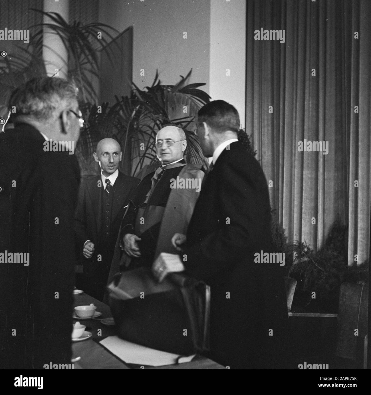 Religione: Congresso Azione Cattolica Romana Descrizione: Congresso Dell'Azione Cattolica Di Utrecht. In conversazione da vicaris-generale mgr. D. Huurdeman Data: 20 settembre 1945 luogo: Utrecht (città) Parole Chiave: Congressi, religioni Nome personale: Heerdeman, D. Foto Stock
