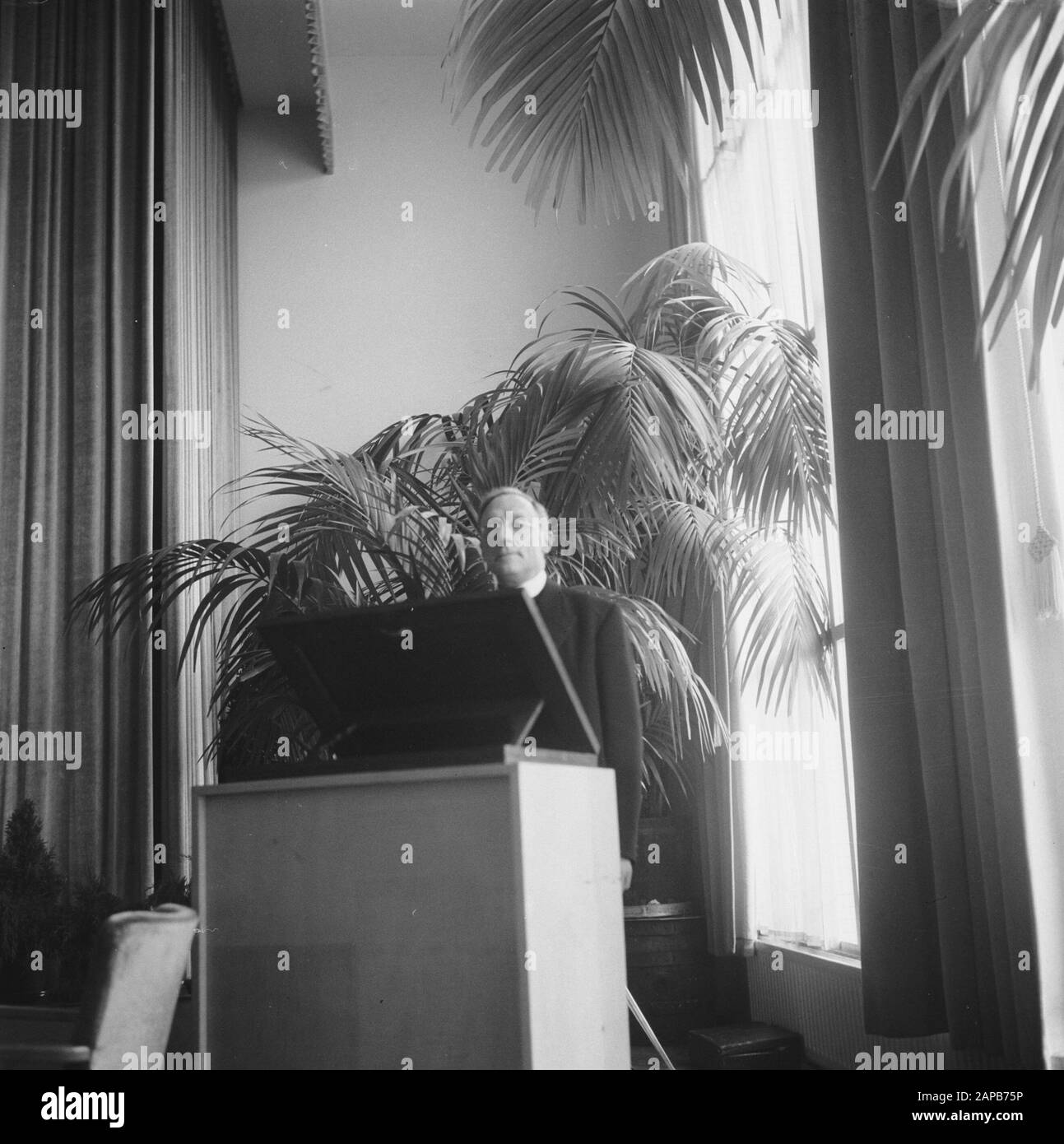 Religione: Congresso Azione Cattolica Romana Descrizione: Congresso Dell'Azione Cattolica Di Utrecht. Discorso del Dr. Oierook Data: 20 settembre 1945 luogo: Utrecht Parole Chiave: Congressi, religioni Foto Stock