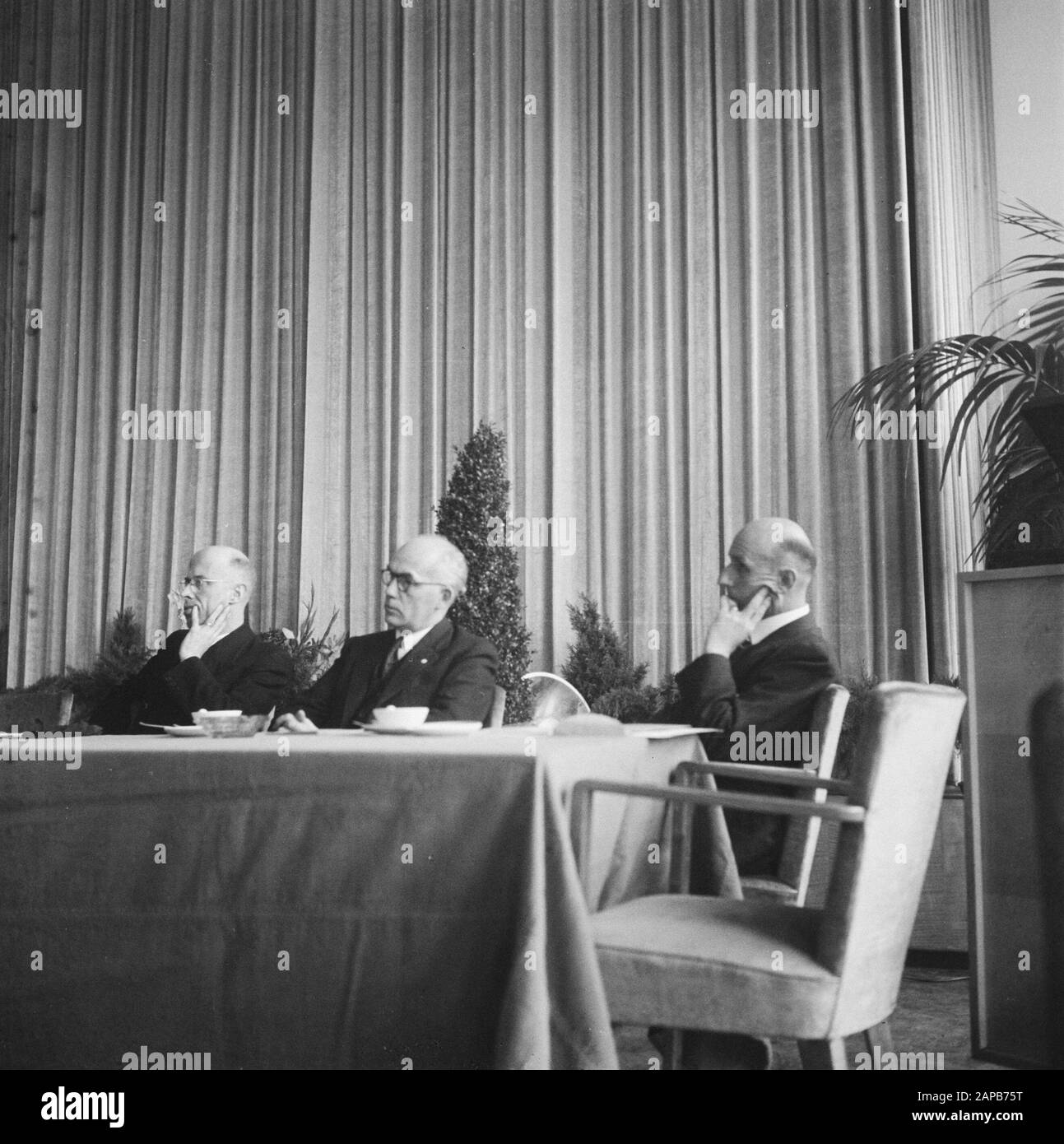 Religione: Congresso Azione Cattolica Romana Descrizione: Congresso Dell'Azione Cattolica Di Utrecht. Dietro il consiglio di amministrazione ci sono il primo Ministro Dr. Beel, ex Ministro Wijffels e? Data: 20 settembre 1945 luogo: Utrecht (città) Parole Chiave: Congressi, religioni Nome personale: Beel, L.J.M. Foto Stock