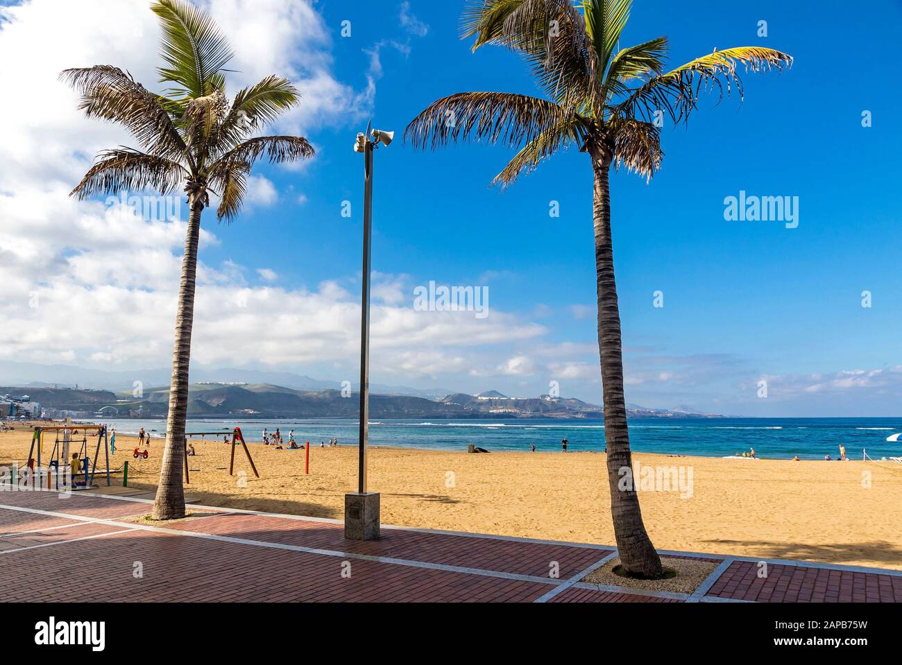 Lungomare di Las Canteras Beach (Playa de Las Canteras) a Las Palmas de Gran Canaria, isola delle Canarie, Spagna. 3km tratto di sabbia dorata è il cuore o Foto Stock