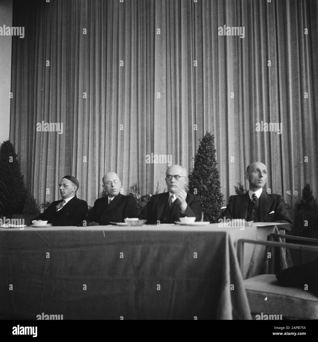 Religione: Congresso Azione Cattolica Romana Descrizione: Congresso Dell'Azione Cattolica Di Utrecht. Dietro il consiglio di amministrazione del Dr. Ir F. Ph. A. Tellegen. Il Primo Ministro Dr. Beel, Ex Ministro Wijffels E? Data: 20 settembre 1945 luogo: Utrecht (città) Parole Chiave: Congressi, religioni Nome personale: Beel, L.J.M., Tellegen, F.Ph.A. Foto Stock