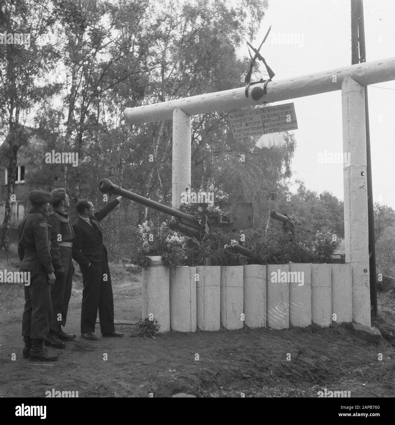 Monumento aereo costruito a Heelsum per commemorare lo sbarco delle truppe Airborne ad Arnhem Annotazione: Il monumento è stato costruito di materiale bellico trovato nelle vicinanze che è stato lasciato Data: 25 settembre 1945 posizione: Gelderland, Heelsum Parole Chiave: Monumenti, monumenti di guerra Foto Stock