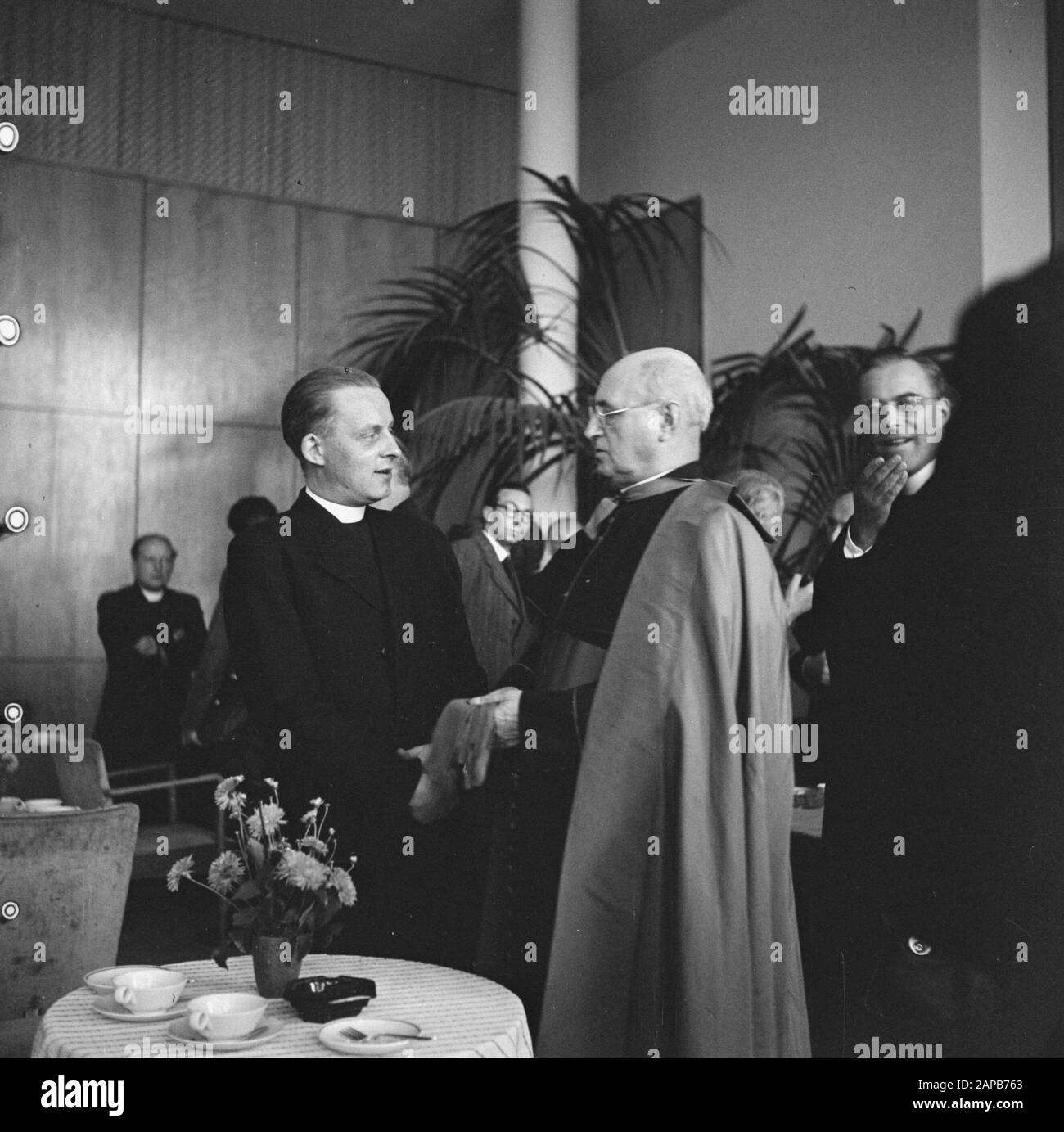 Religione: Congresso Azione Cattolica Romana Descrizione: Congresso Dell'Azione Cattolica Di Utrecht. Vicaris-Direttore Generale D. Heerdeman in conversazione con un sacerdote Data: 20 settembre 1945 luogo: Utrecht (città) Parole Chiave: Congressi, religioni Nome personale: Heerdeman, D. Foto Stock