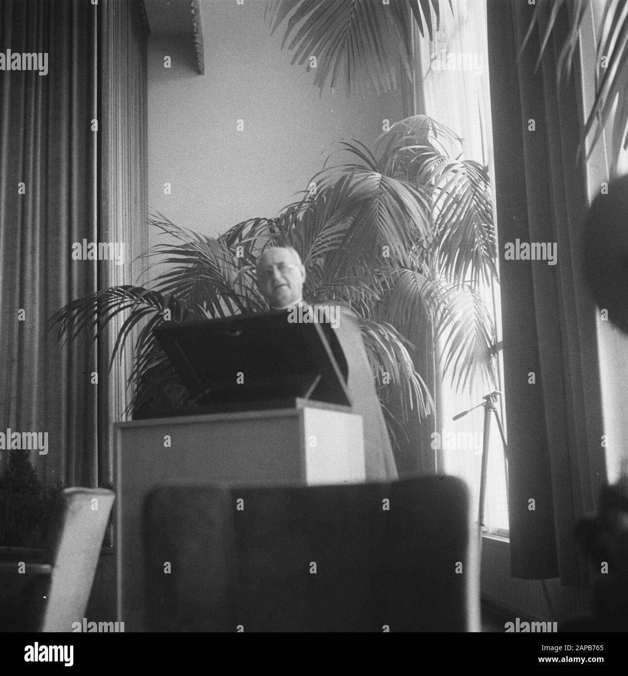 Religione: Congresso Azione Cattolica Romana Descrizione: Congresso Dell'Azione Cattolica Di Utrecht. Discorso vicario-generale Mons. D. Huurdeman Data: 20 settembre 1945 luogo: Utrecht (città) Parole Chiave: Congressi, religioni Nome personale: Heerdeman, D. Foto Stock