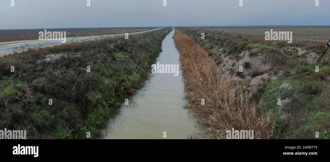 Canale di irrigazione nel parco nazionale di Donana, Huelva, Andalusia, Spagna. Foto Stock