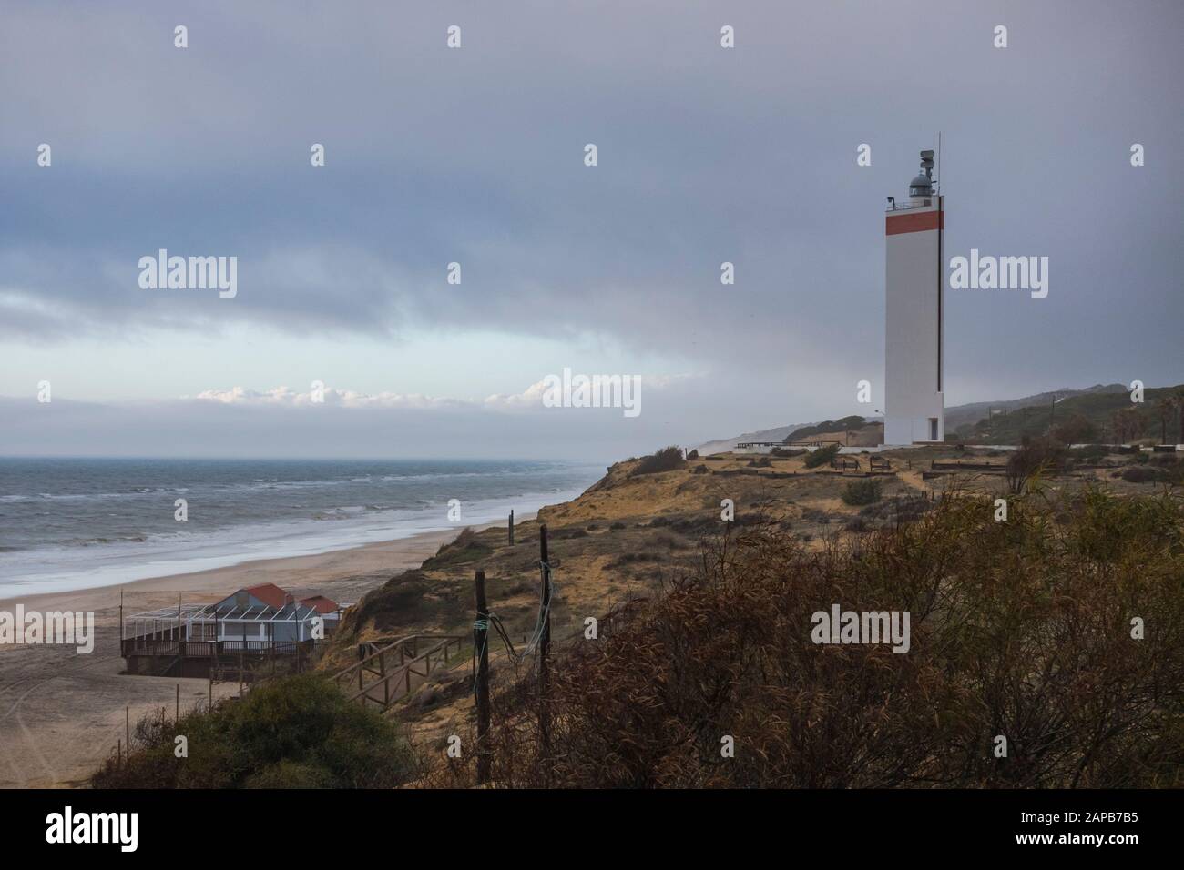 Spiagge a Matalascañas, con faro moderno, durante il tempo severo, Matalascañas, Huelva, Spagna. Foto Stock