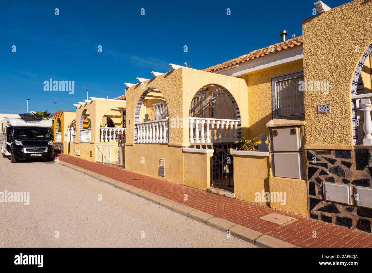 Albergo in stile Clasico a Camposol, Costa Calida, Spagna, EU. Camposol è un insediamento popolare per gli ex pipistrelli britannici in Spagna. Camper inglese parcheggiato Foto Stock