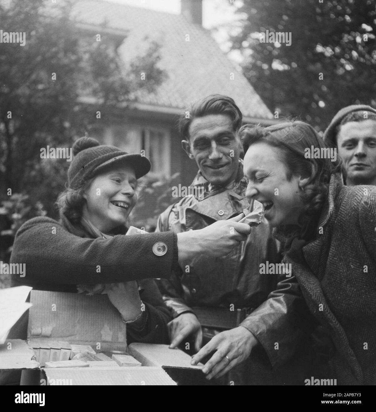 Anglo-American grazie. Durante la guerra, molti soldati olandesi ripararono i piloti alleati, che furono uccisi sopra i Paesi Bassi, e lavorarono al loro ritorno alle Allied Lines. Molti hanno reso disponibili le loro biciclette, abbigliamento ecc., che ora hanno ricevuto dalle missioni inglesi e americane qui nel paese Data: Novembre 1945 Parole Chiave: Regali, seconda guerra mondiale, resistenza Foto Stock