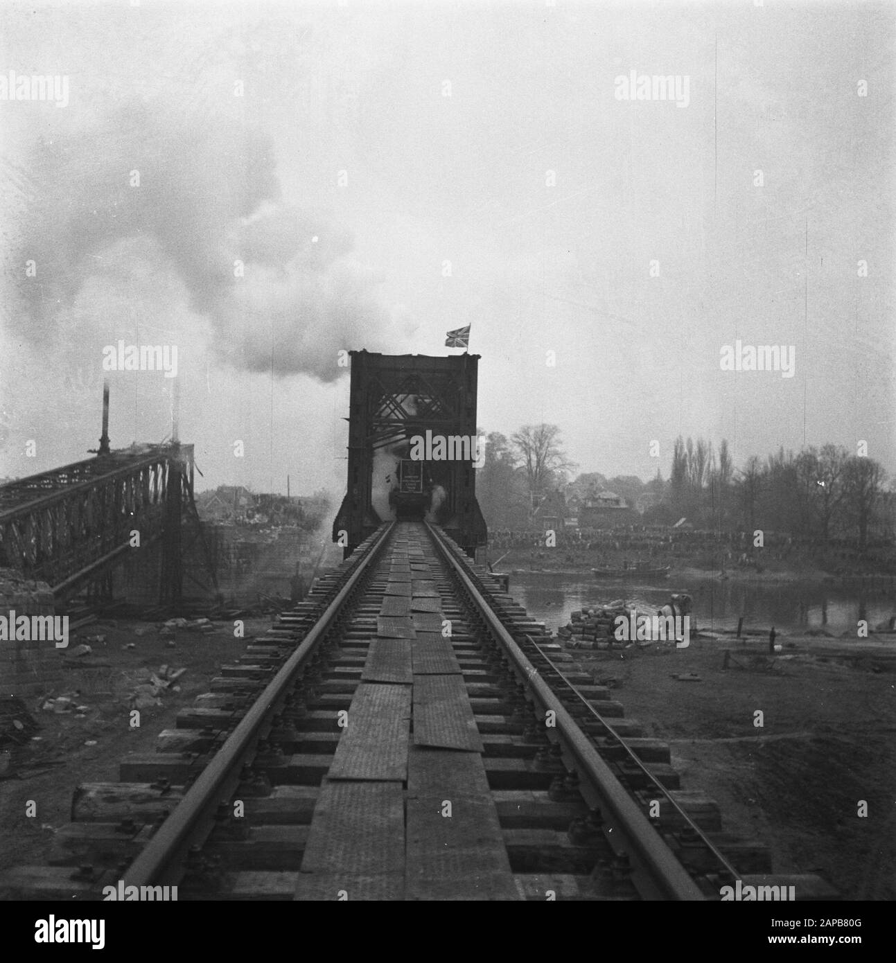Nieuwe IJsselbrug Deventer 1945 Descrizione: Il primo treno passa il nuovo ponte [un Jumbo 3705, con un treno di lasciare soldati alleati dalla Germania] Annotazione: In mezzo un anno costruito da British Godendo gruppi e NS Railway Engineers. Data: 2 Novembre 1945 luogo: Deventer Parole Chiave: Ponti ferroviari, treni, seconda guerra mondiale Foto Stock