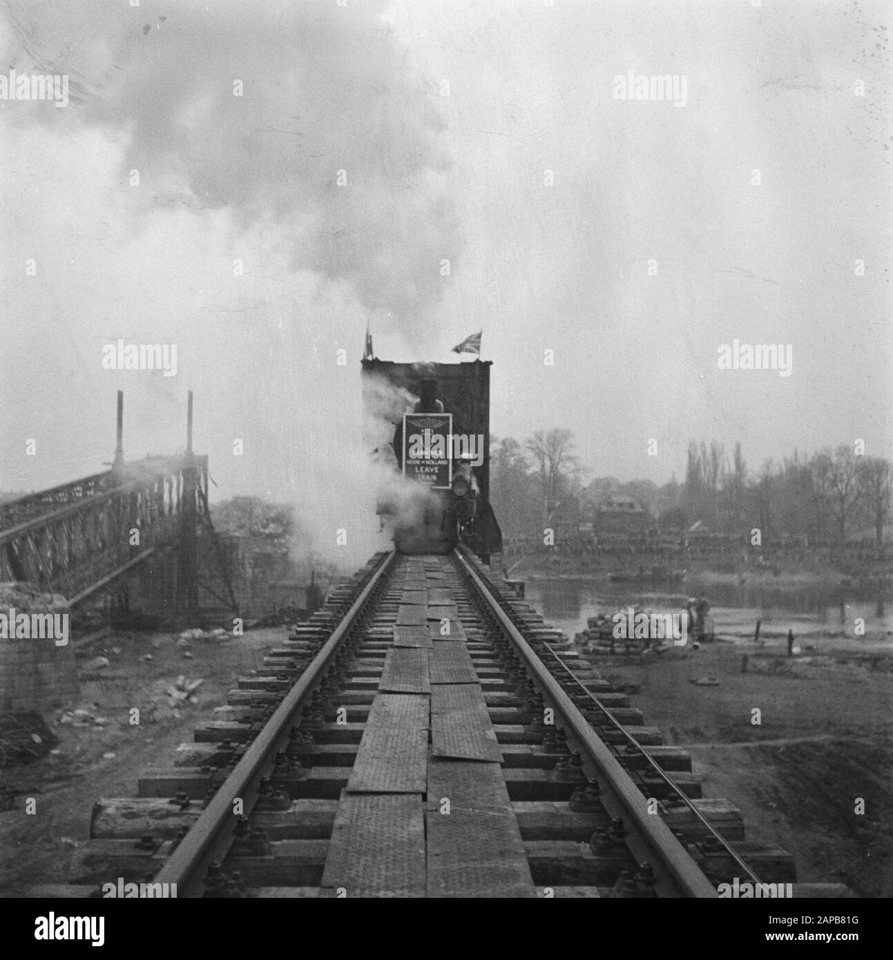 Nieuwe IJsselbrug Deventer 1945 Descrizione: Il primo treno passa il nuovo ponte [un Jumbo 3705, con un treno di uscita dei soldati alleati dalla Germania. Da Hannover a Hoek van Holland Leave Train] Annotazione: Costruita in mezzo anno da British Godendo gruppi e NS Railway Engineers. Data: 2 Novembre 1945 luogo: Deventer Parole Chiave: Ponti ferroviari, treni, seconda guerra mondiale Foto Stock