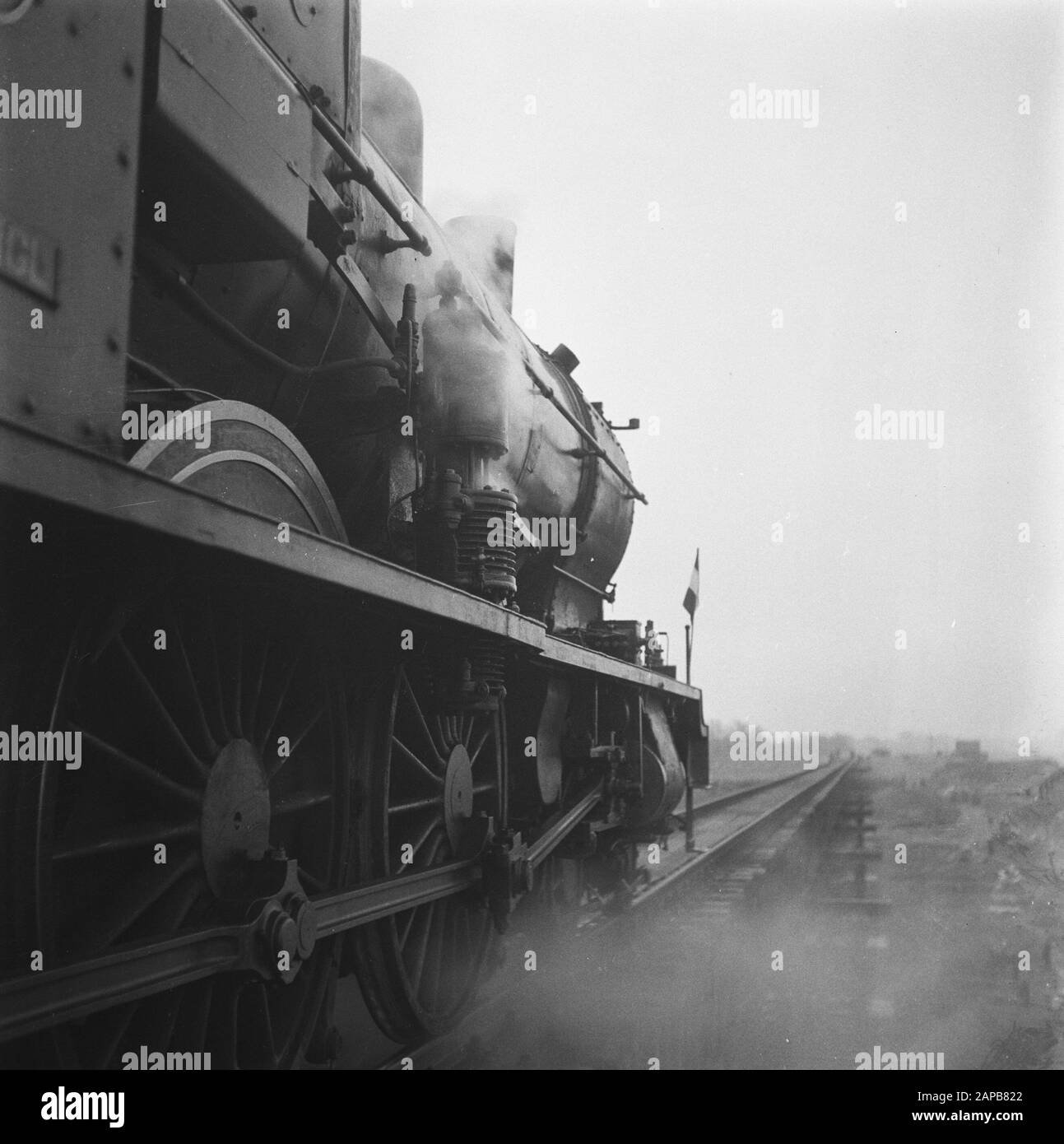 Nieuwe IJsselbrug Deventer 1945 Descrizione: Il primo treno passa il nuovo ponte [un Jumbo 3705, con un treno di lasciare soldati alleati dalla Germania] Annotazione: In mezzo un anno costruito da British Godendo gruppi e NS Railway Engineers. Data: 2 novembre 1945 luogo: Deventer Parole Chiave: Locomotive, treni, seconda guerra mondiale Foto Stock