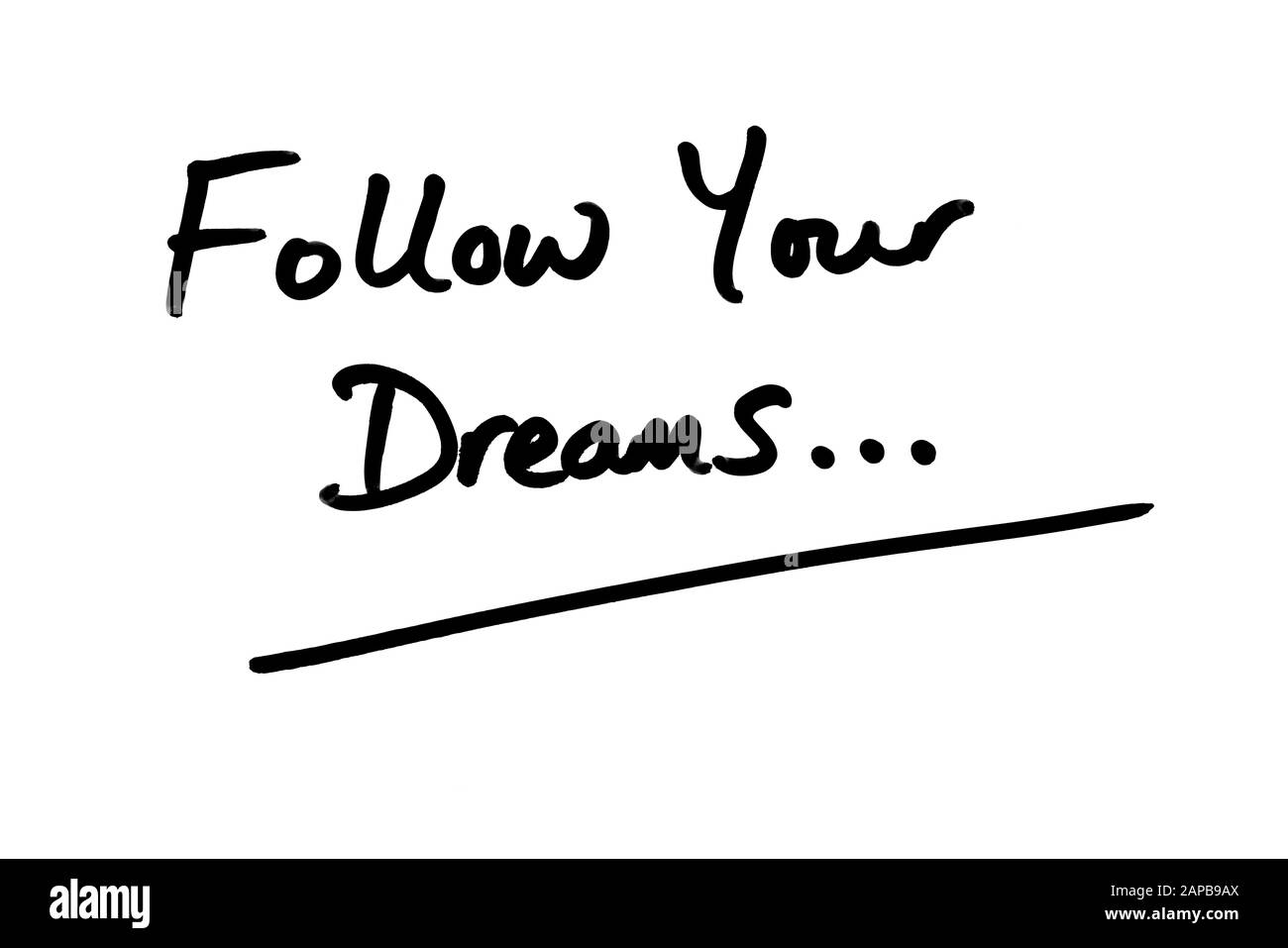 Segui I tuoi sogni… scritti a mano su uno sfondo bianco. Foto Stock