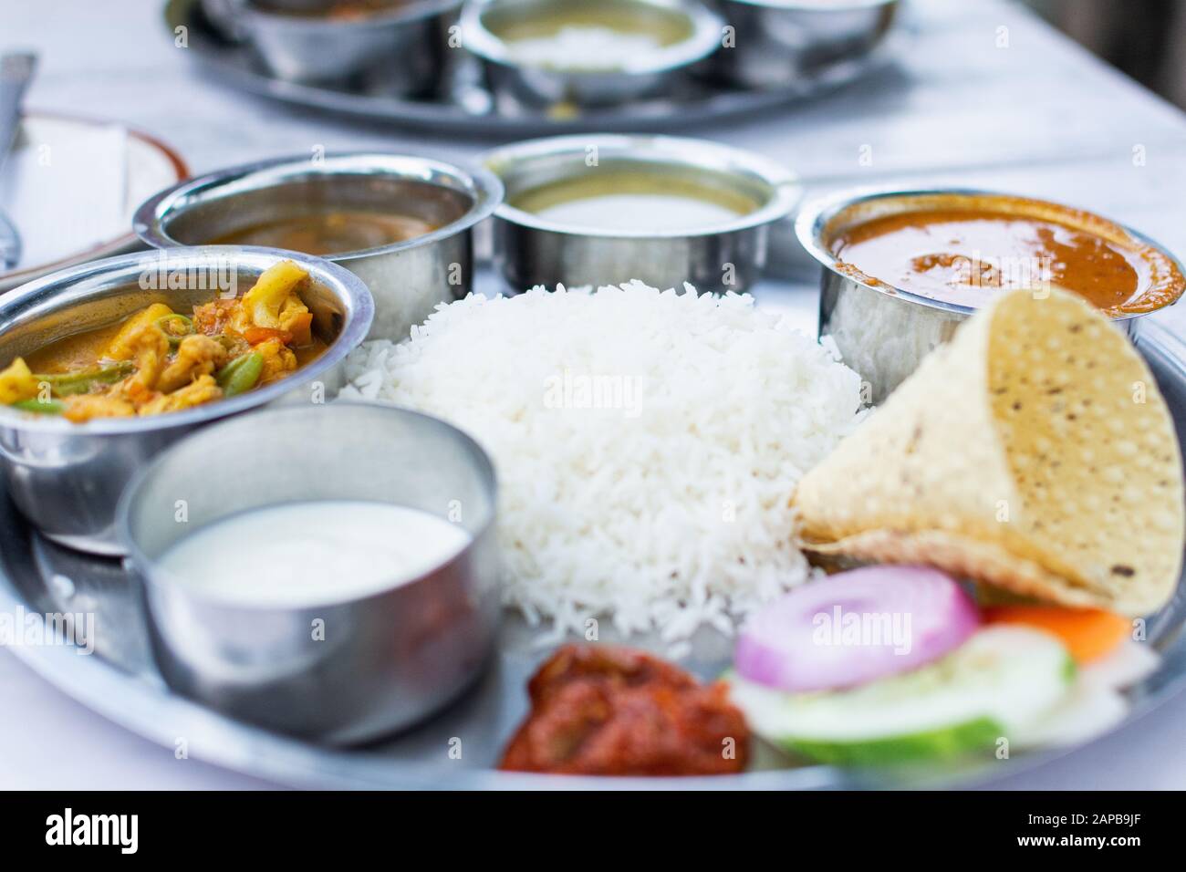 Primo piano su Indian dal bhat servito con riso al vapore e zuppa di lenticchie. Foto Stock