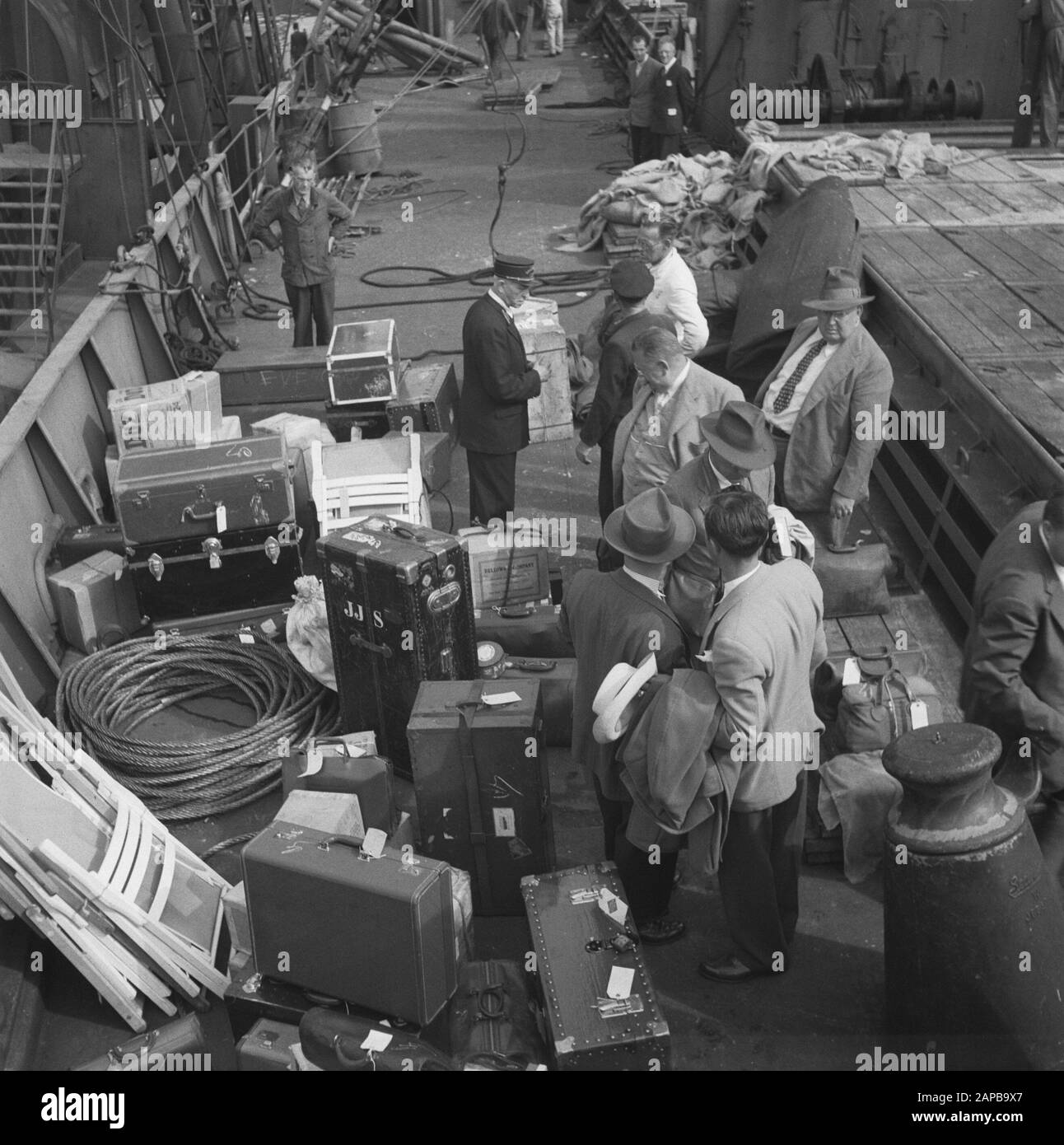 Visita i professori di odontoiatria americana della Croce d'Avorio Annotazione: La "spedizione della Croce d'Avorio, come si sa una missione di otto professori americani nel campo dentale, sarà in lezioni di Amsterdam per 300 persone olandesi e 60 ospiti stranieri. Su iniziativa del dentista olandese Dr. H. Loeb, la "Croce d'Avorio" è stata fondata in America per analogia con la "Croce d'Avorio" olandese, che si è posta l'obiettivo di mantenere un contatto internazionale tra i dentisti. Data: 17 luglio 1946 luogo: Amsterdam Parole Chiave: Navi, dentisti Foto Stock