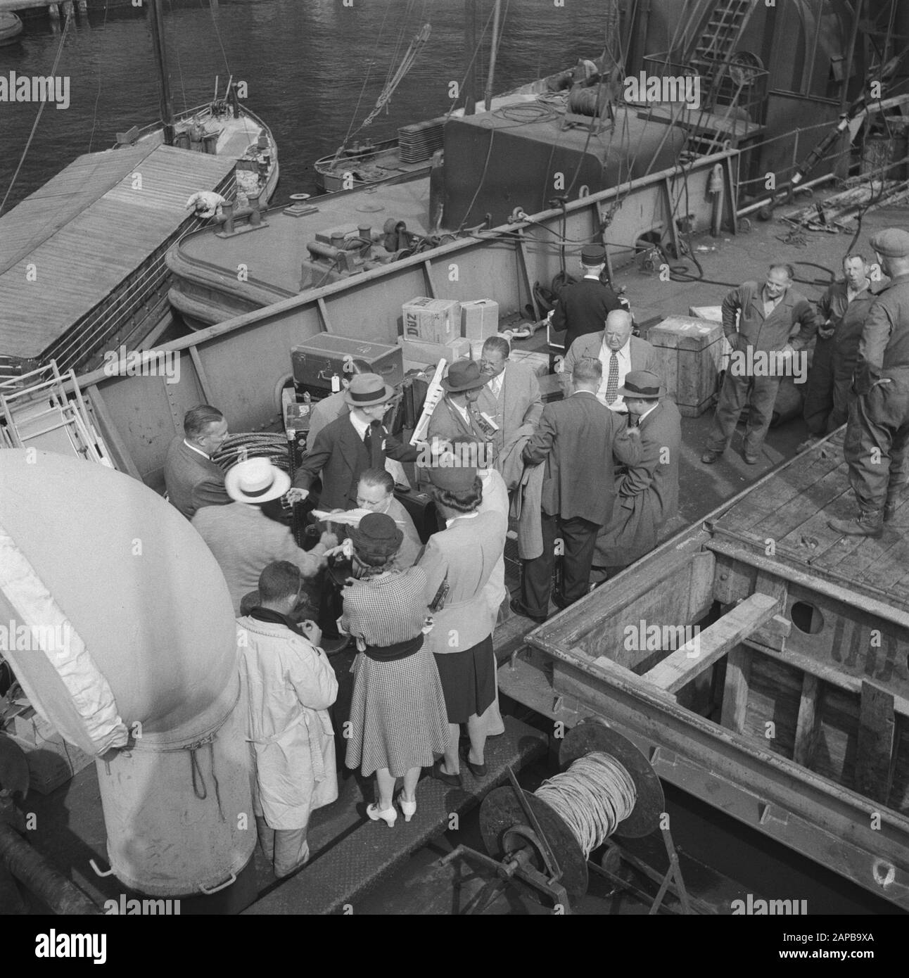 Visita i professori di odontoiatria americana della Croce d'Avorio Annotazione: La "spedizione della Croce d'Avorio, come si sa una missione di otto professori americani nel campo dentale, sarà in lezioni di Amsterdam per 300 persone olandesi e 60 ospiti stranieri. Su iniziativa del dentista olandese Dr. H. Loeb, la "Croce d'Avorio" è stata fondata in America per analogia con la "Croce d'Avorio" olandese, che si è posta l'obiettivo di mantenere un contatto internazionale tra i dentisti. Data: 17 luglio 1946 luogo: Amsterdam Parole Chiave: Navi, dentisti Foto Stock