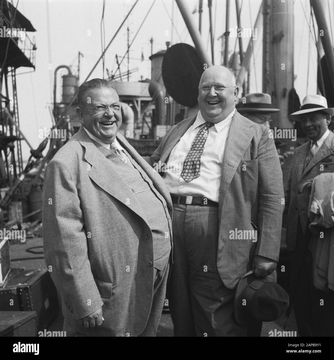 Visita i professori di odontoiatria americana della Croce d'Avorio Annotazione: La "spedizione della Croce d'Avorio, come si sa una missione di otto professori americani nel campo dentale, sarà in lezioni di Amsterdam per 300 persone olandesi e 60 ospiti stranieri. Su iniziativa del dentista olandese Dr. H. Loeb, la "Croce d'Avorio" è stata fondata in America per analogia con la "Croce d'Avorio" olandese, che si è posta l'obiettivo di mantenere un contatto internazionale tra i dentisti. Data: 17 luglio 1946 luogo: Amsterdam Parole Chiave: Porti, dentisti Foto Stock