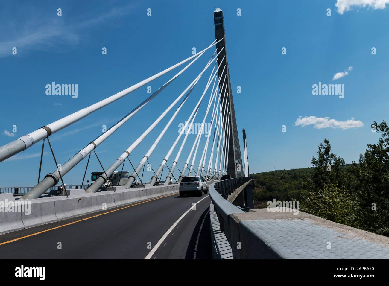 Il ponte Penobscot nel Maine con il traffico su di esso con un cielo blu profondo sopra. Foto Stock