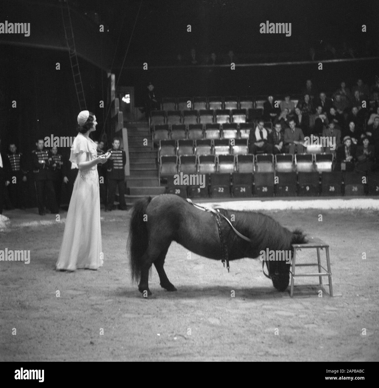 Circus Strassburger Data: 22 dicembre 1948 Parole Chiave: Circhi, animali, dressage Nome personale: Circus Strassburger Foto Stock