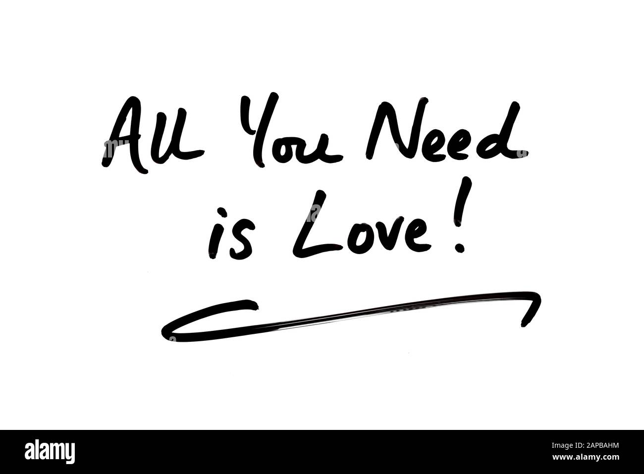 Primo piano della frase Tutto Ciò Di Cui Hai Bisogno È Amore! scritto a mano su sfondo bianco. Foto Stock