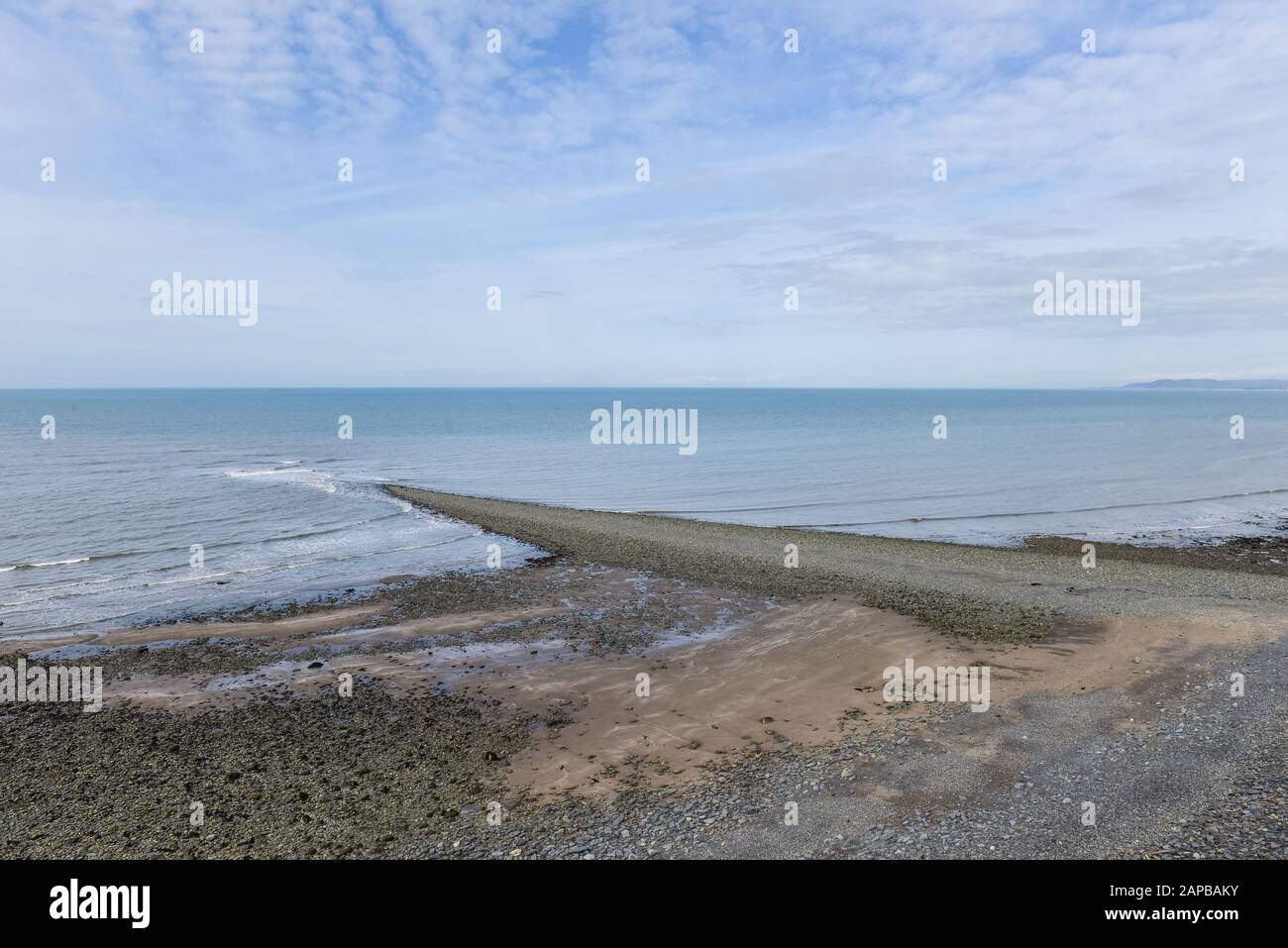 Sarn Wallog, in gallese chiamato Sarn Gynfelyn si estende verso Cardigan Bay Galles UK Foto Stock