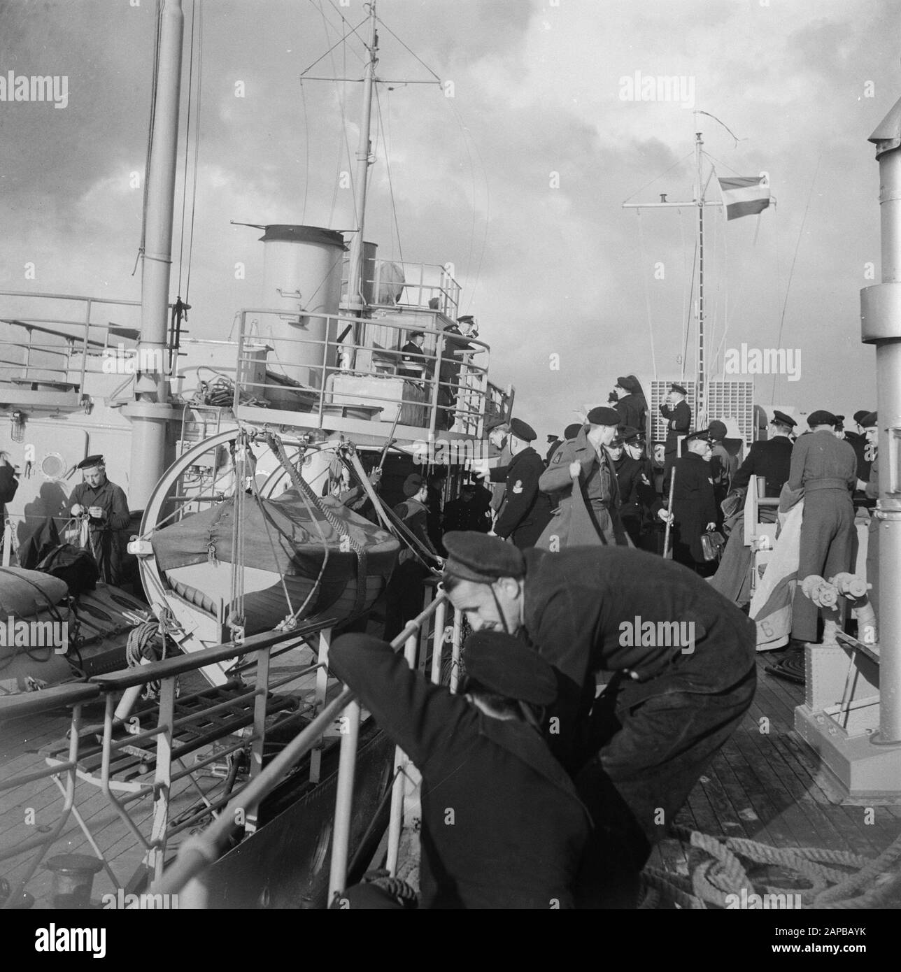 Offrire uno stemma al Sig. Sig.ra Dan. Terschelling da sindaco di Terschelling Data: 15 Novembre 1950 luogo: Friesland, Terschelling Parole Chiave: Offerte, sindaci, navy, navi Nome personale: Terschelling Foto Stock