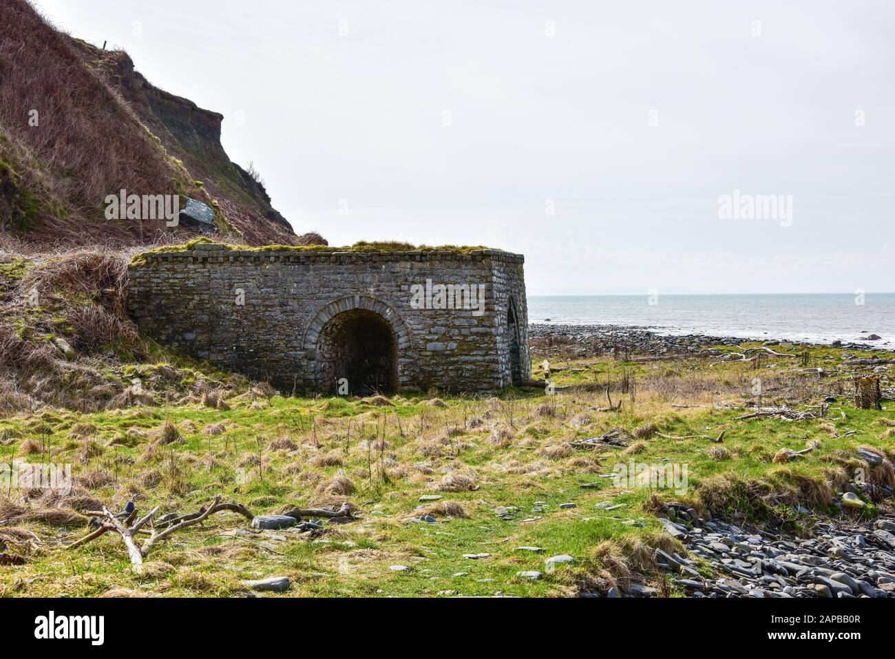 Un vecchio lime Kiln disusato sul Ceredidigion Coastal Path di Wallog situato tra Clarach e Borth Foto Stock