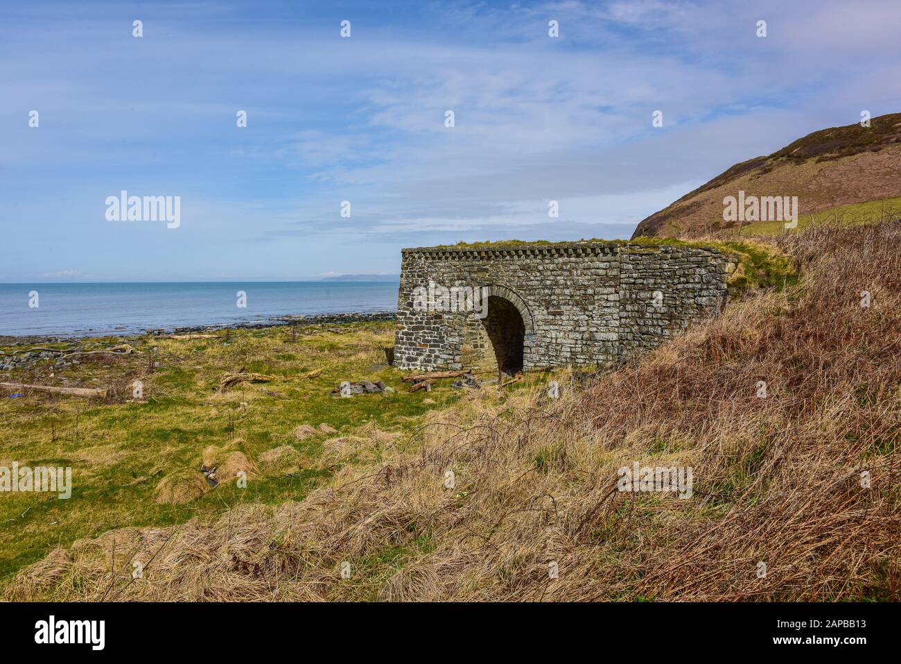 Un vecchio lime Kiln disusato sul Ceredidigion Coastal Path di Wallog situato tra Clarach e Borth Foto Stock