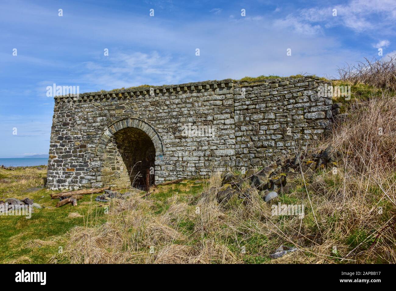 Un vecchio lime Kiln disusato sul Ceredidigion Coastal Path di Wallog situato tra Clarach e Borth Foto Stock