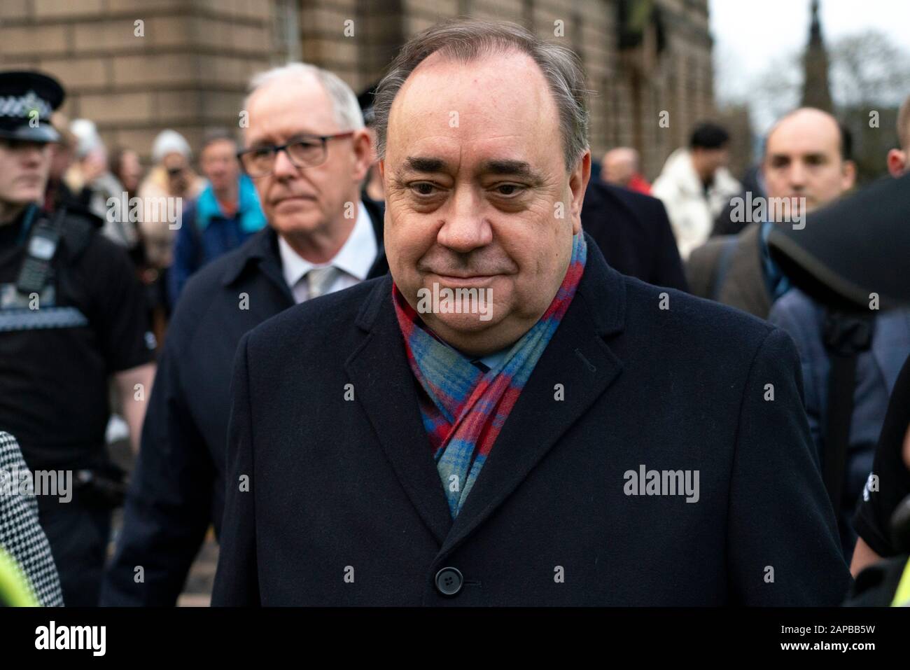 Edimburgo, Scozia, Regno Unito. 22 Gennaio 2020. Alex Salmond lascia l'High Court di Edimburgo dopo un'audizione preliminare di processo. Iain Masterton/Alamy Live News. Foto Stock