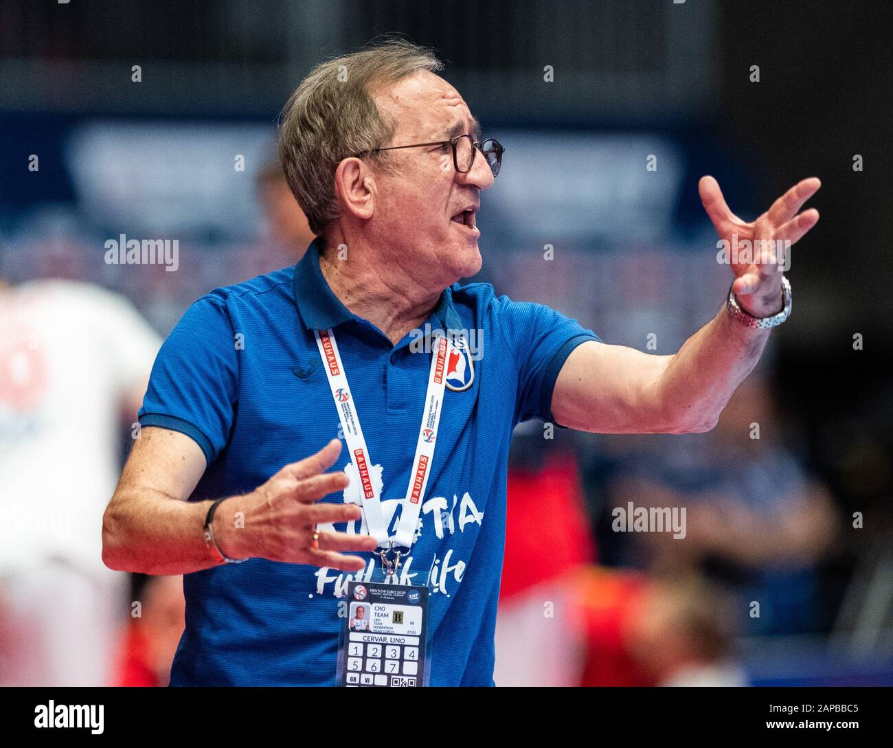 Vienna, Austria. 22nd Gen 2020. Pallamano: Campionato europeo, Croazia - Spagna, main round, gruppo 1, 4th matchday, nella Stadthalle di Vienna. Il coach croato Lino Cervar gestured. Credito: Robert Michael/Dpa/Alamy Live News Foto Stock