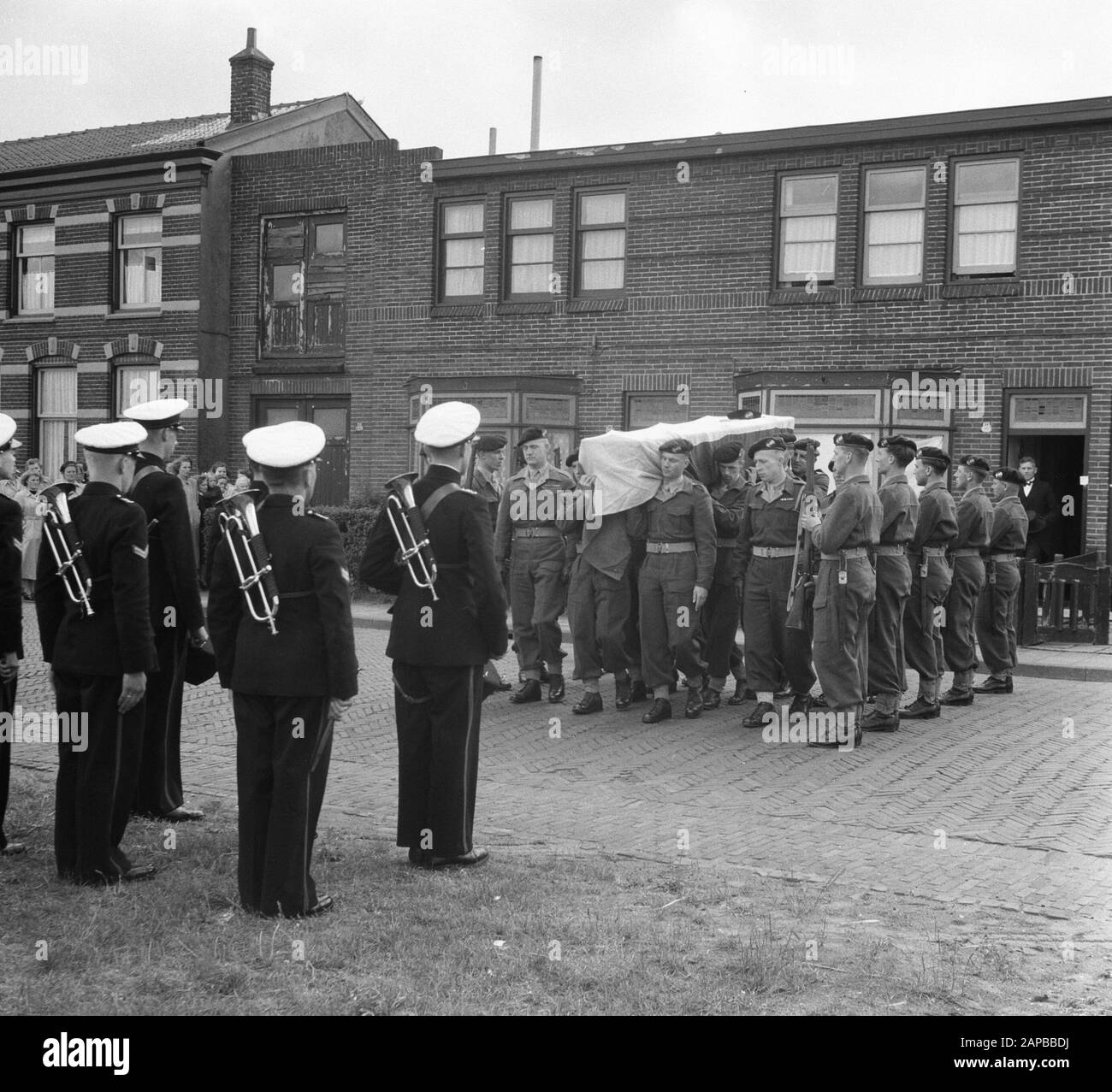 Funerale sergente der Mariniers G. van Dellen in IJmuiden Data: 26 giugno 1951 luogo: IJmuiden Parole Chiave: Funerali, Marines, Personale militare: Dellen G di Foto Stock