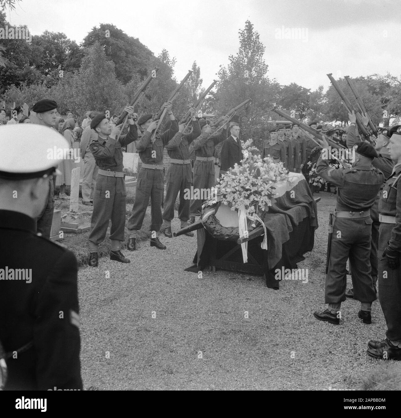 Funerale sergente der Mariniers G. van Dellen in IJmuiden Data: 26 giugno 1951 luogo: IJmuiden Parole Chiave: Funerali, Marines, Personale militare: Dellen G di Foto Stock