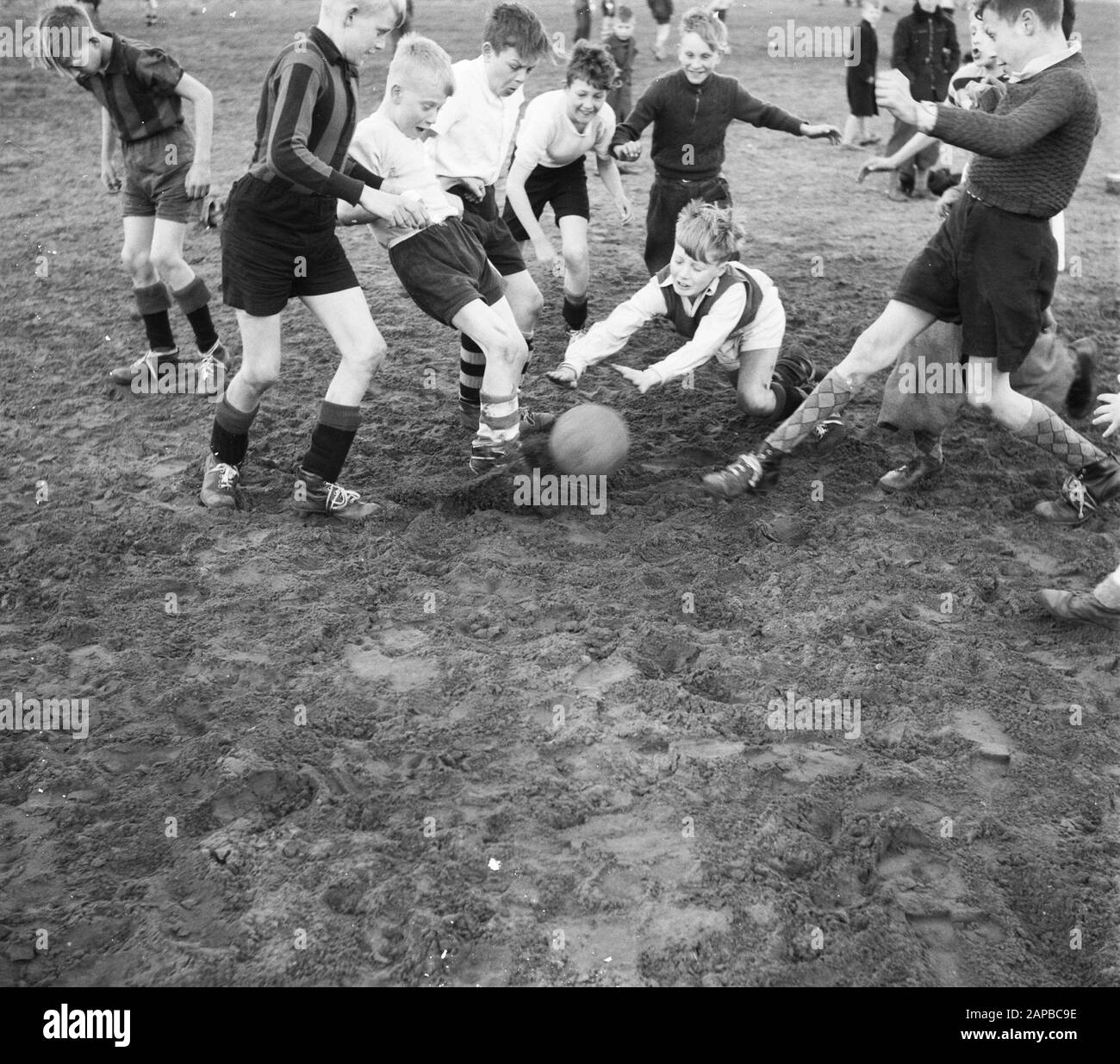 Concorso di calcio di inizio della scuola Data: 2 aprile 1952 Foto Stock