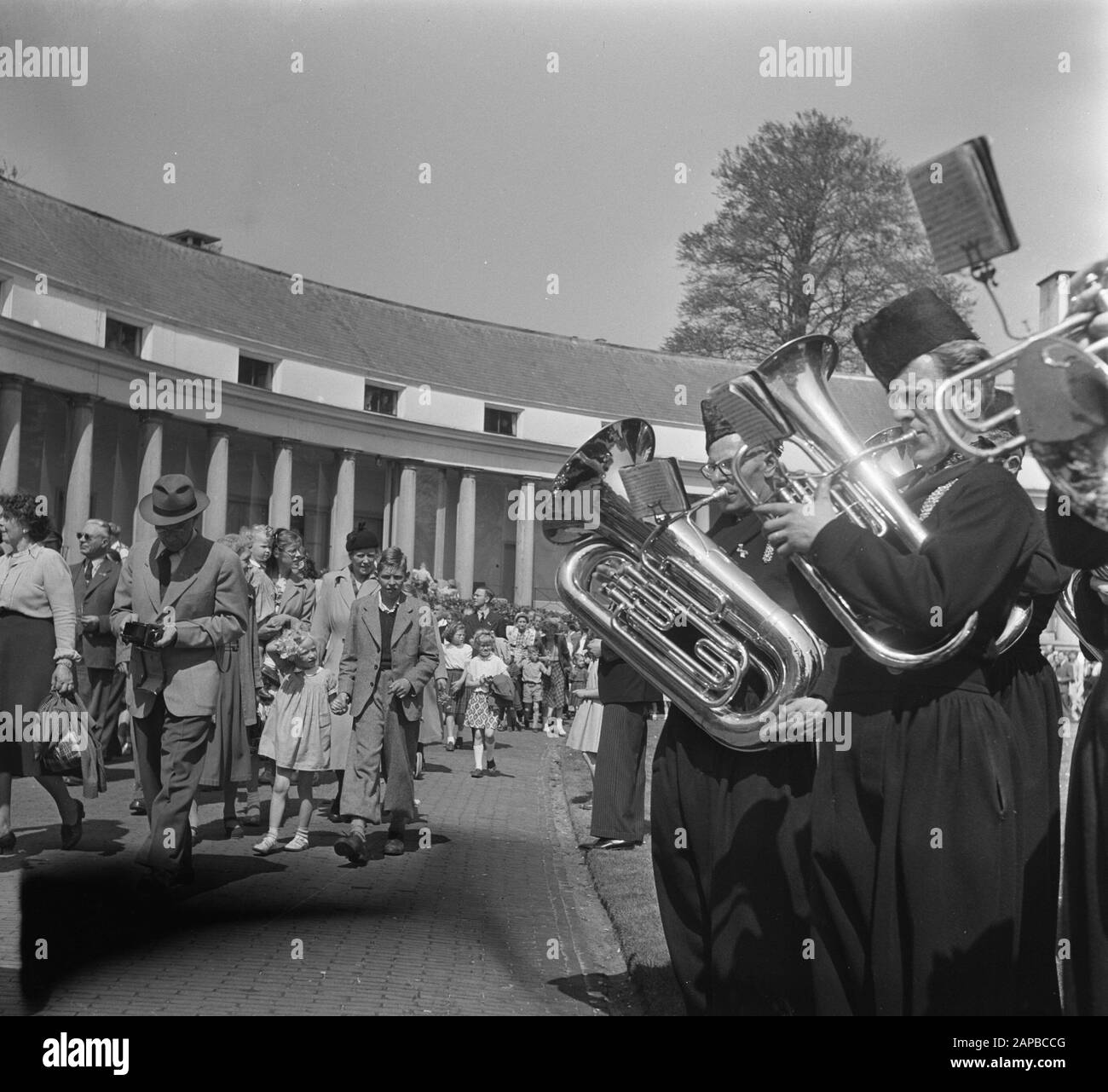 Koninginnedag 1952 Descrizione: Defilia al palazzo Soestdijk. Orchestra del vento in costume di Volendammer Data: 30 aprile 1952 luogo: Soestdijk Parole Chiave: Defilés Nome del personale: Juliana (queen Netherlands) Foto Stock