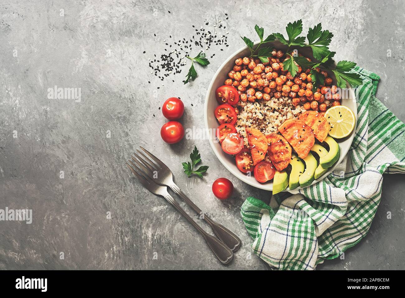 Una Ciotola Di Insalata Leggera Sana Ceci Fritti Batata Avocado Quinoa Pomodori E Verdure Cena E Pranzo Per Vegani E Vegetariani Vista Dall Alto Fla Foto Stock Alamy