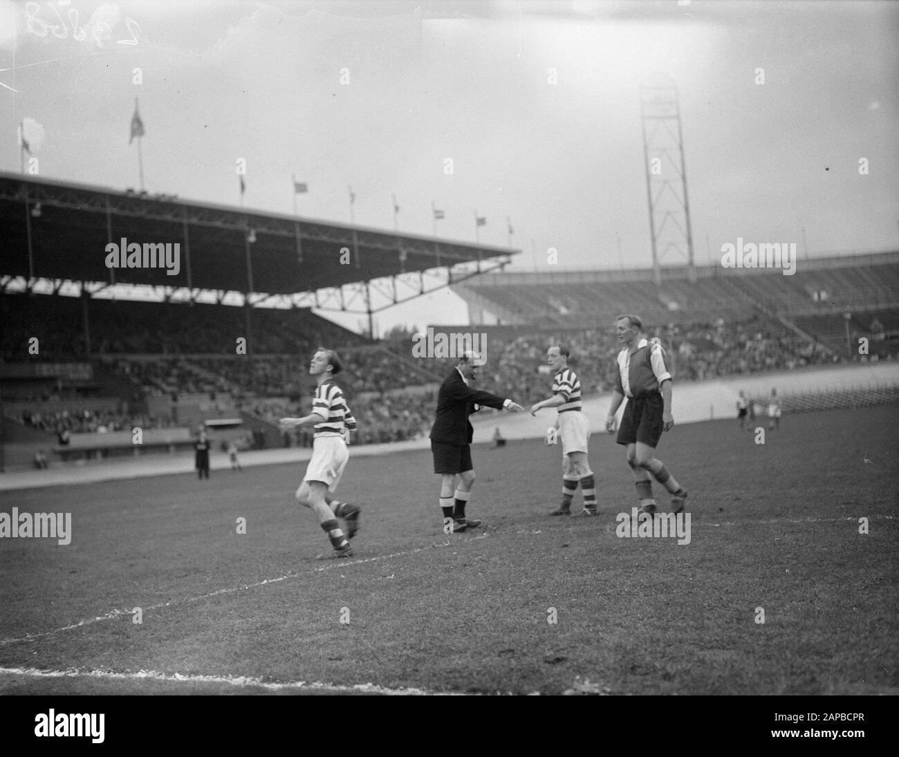 Blue White contro Feijenoord 1-5/Game moment si vede raramente Data: 27 Settembre 1947 Parole Chiave: Sport, calciatori Nome istituto: Blue White, Feyenoord Foto Stock Blue White contro Feijenoord 1-5/Game moment si vede raramente Data: 27 Settembre 1947 Parole Chiave: Sport, calciatori Nome istituto: Blue White, Feyenoord Foto Stock