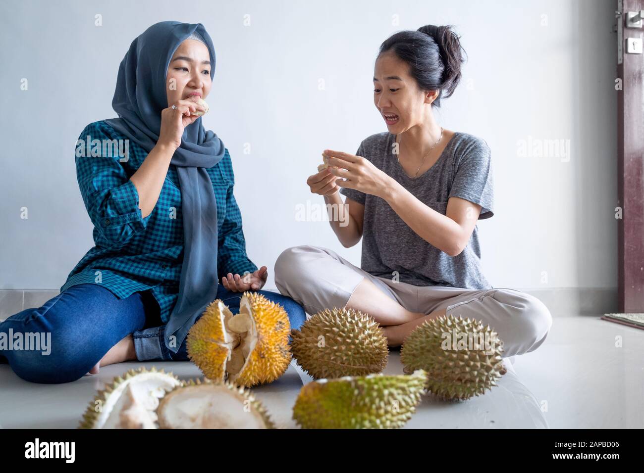 amico musulmano che mangia frutta dura Foto Stock