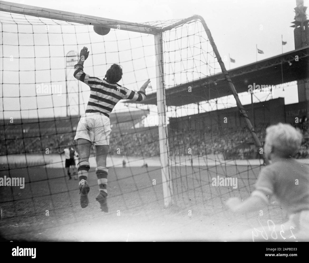 Blue White contro Feijenoord 1-5/Out of range of Van Raalte/Ball contro bar Data: 27 settembre 1947 Parole Chiave: Obiettivi, sport, calciatori Nome istituto: Blue White, Feyenoord Foto Stock