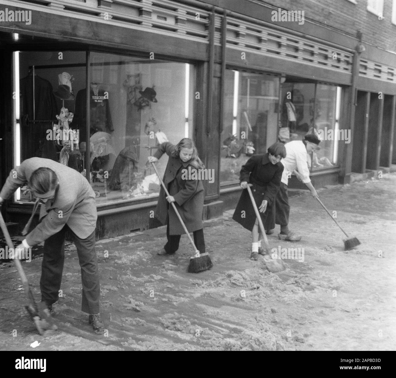 Residenti andare spazzaneve in Sud Data: 2 gennaio 1953 Parole Chiave: Neve chiara, residenti Foto Stock