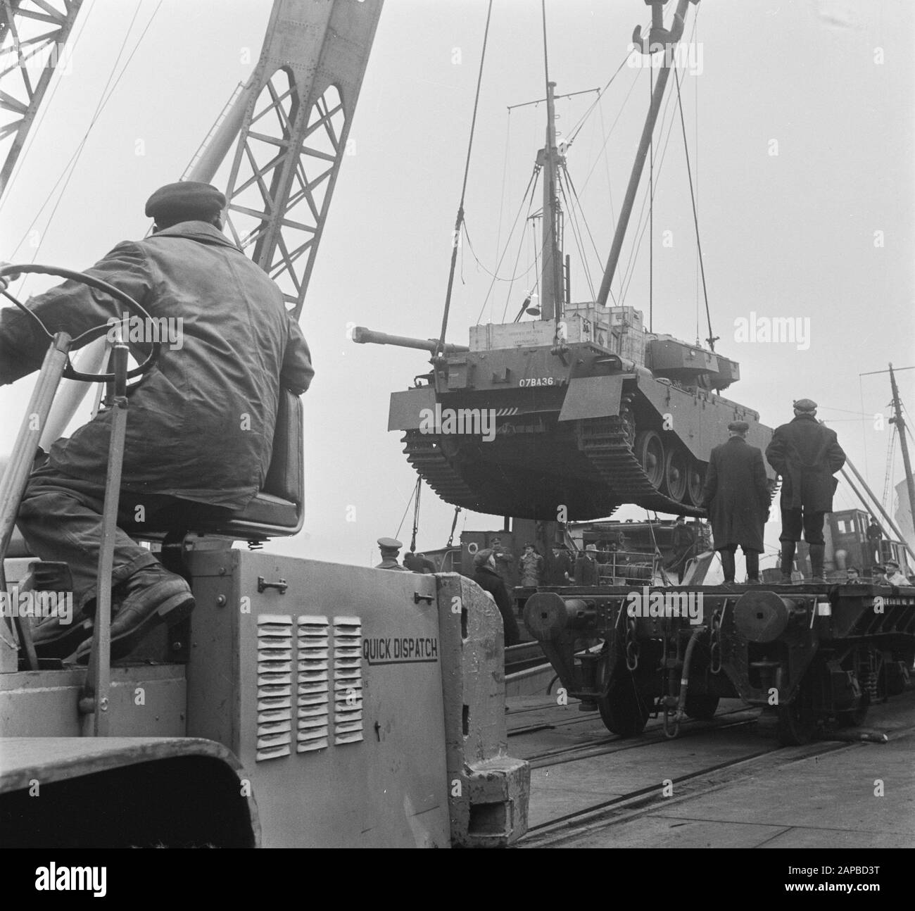 Arrivo 3 English Centurion-Tanks Rotterdam Data: 12 Gennaio 1953 Località: Rotterdam, Zuid-Holland Parole Chiave: Arrivo, Centurion-Tanks Foto Stock